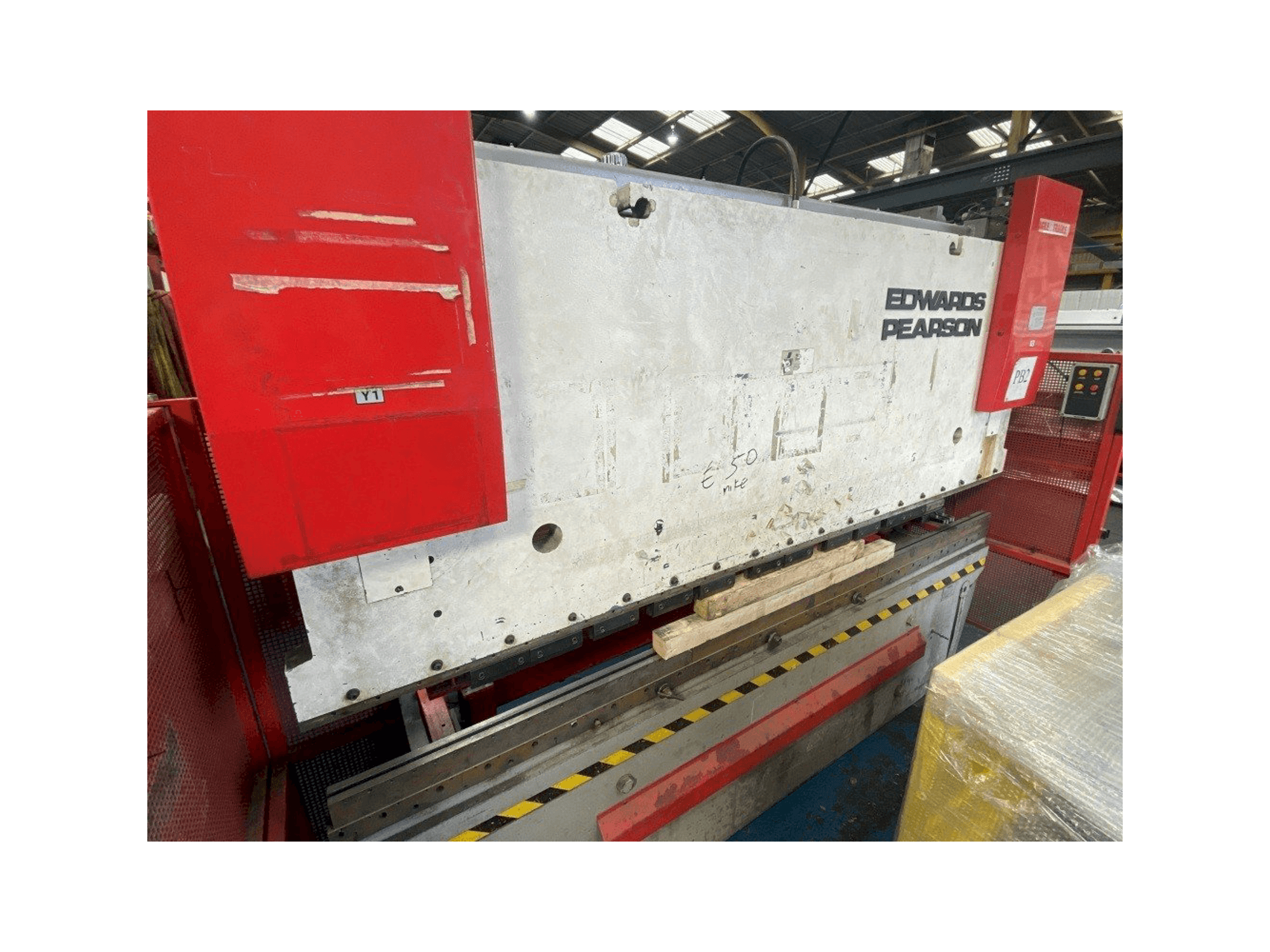 Frontansicht der EDWARDS PEARSON PR6 100/3100 Maschine