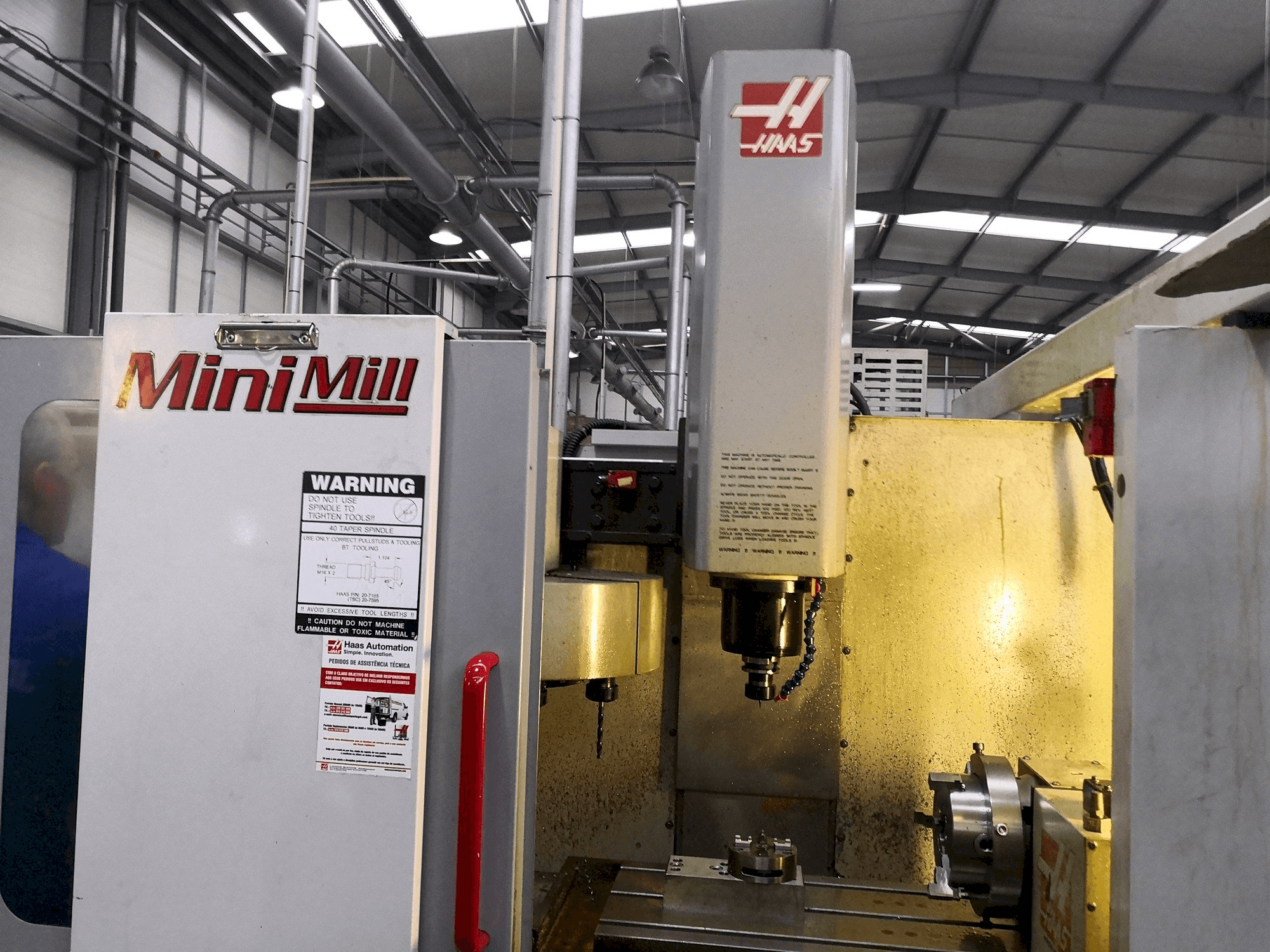 Frontansicht der HAAS Mini Mill CE Maschine