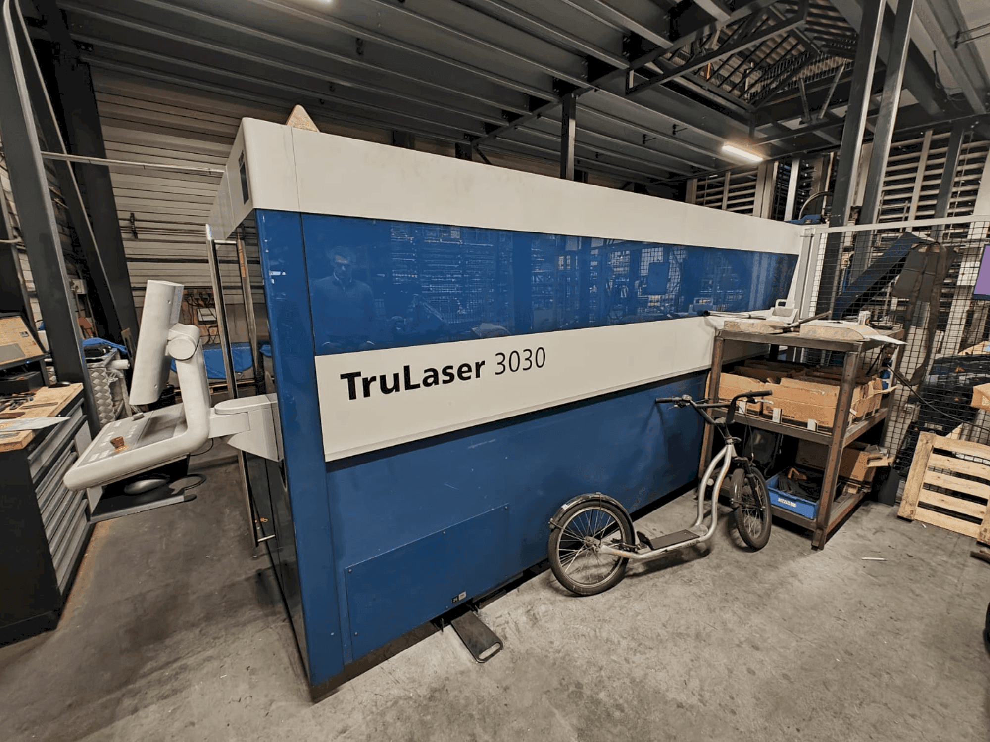Frontansicht der TRUMPF TruLaser 3030 Fiber Maschine
