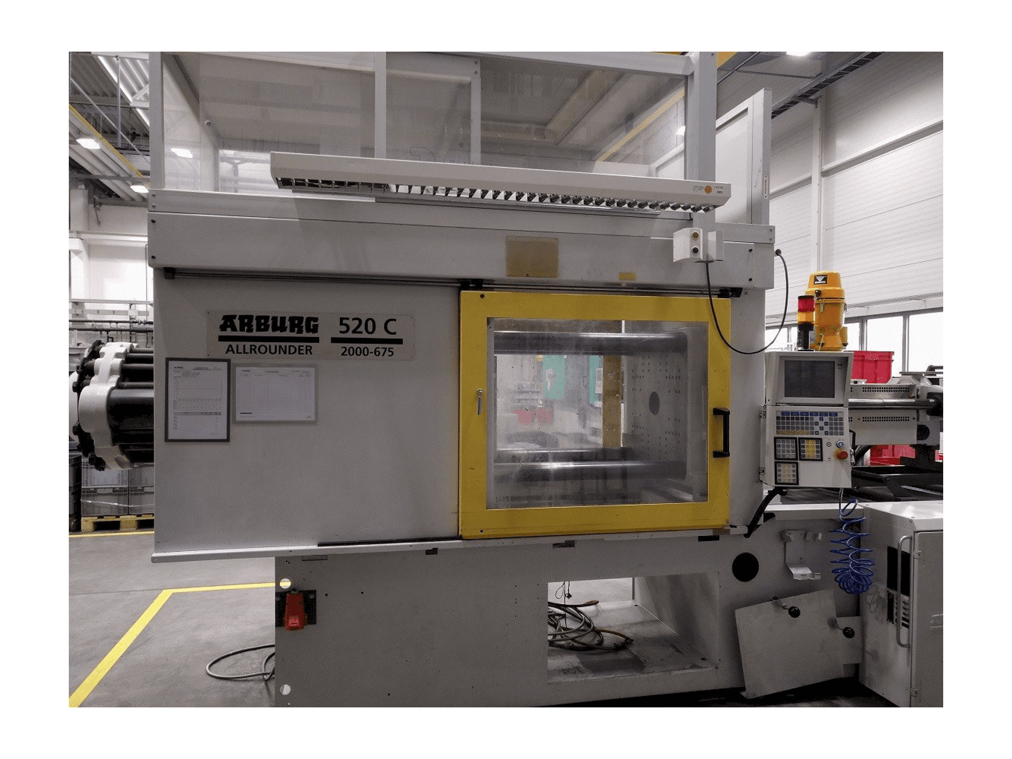 Front view of Arburg 520 C 2000–675 machine