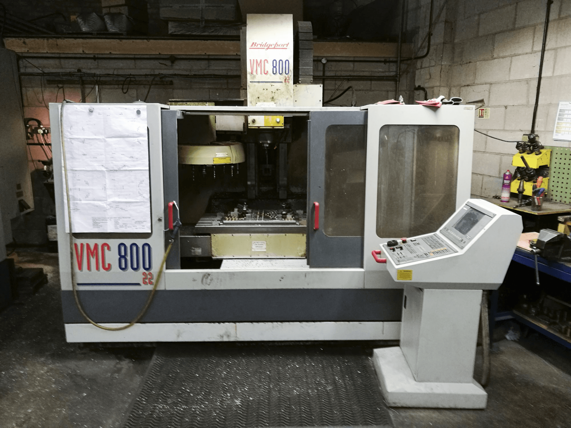 Frontansicht der Bridgeport VMC 800.22 Maschine