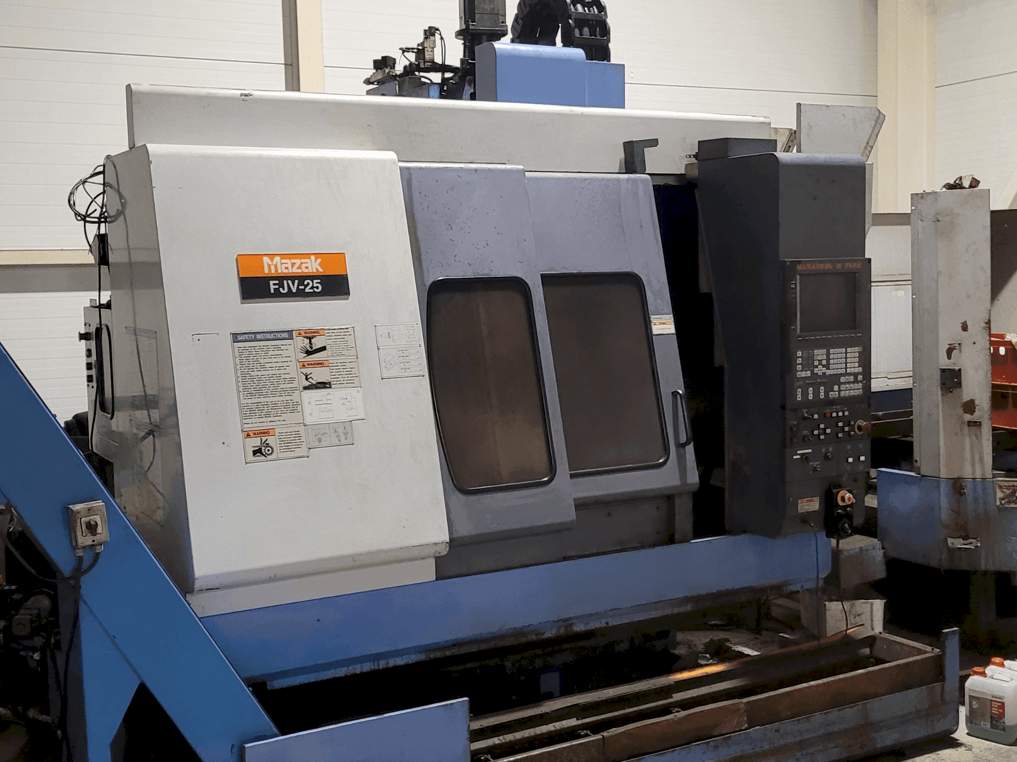 Frontansicht der Mazak FJV-25 Maschine