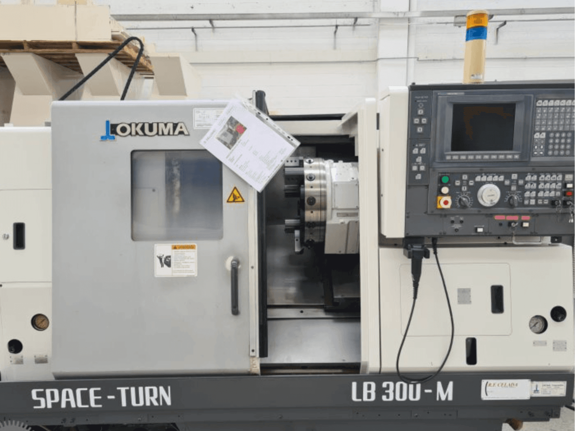 Frontansicht der Okuma LB 300 Maschine