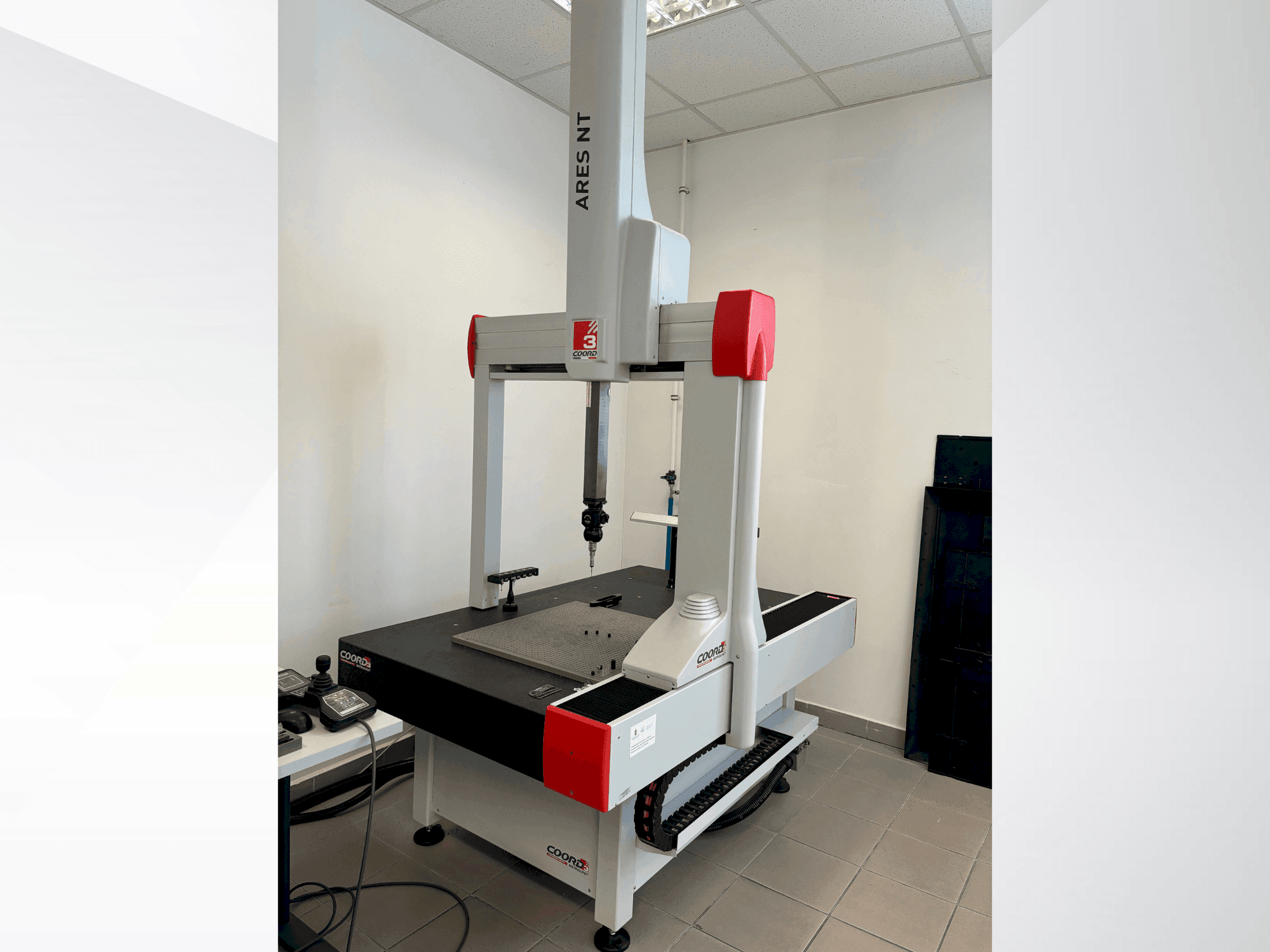 Frontansicht der Coord3 ARES NT Maschine