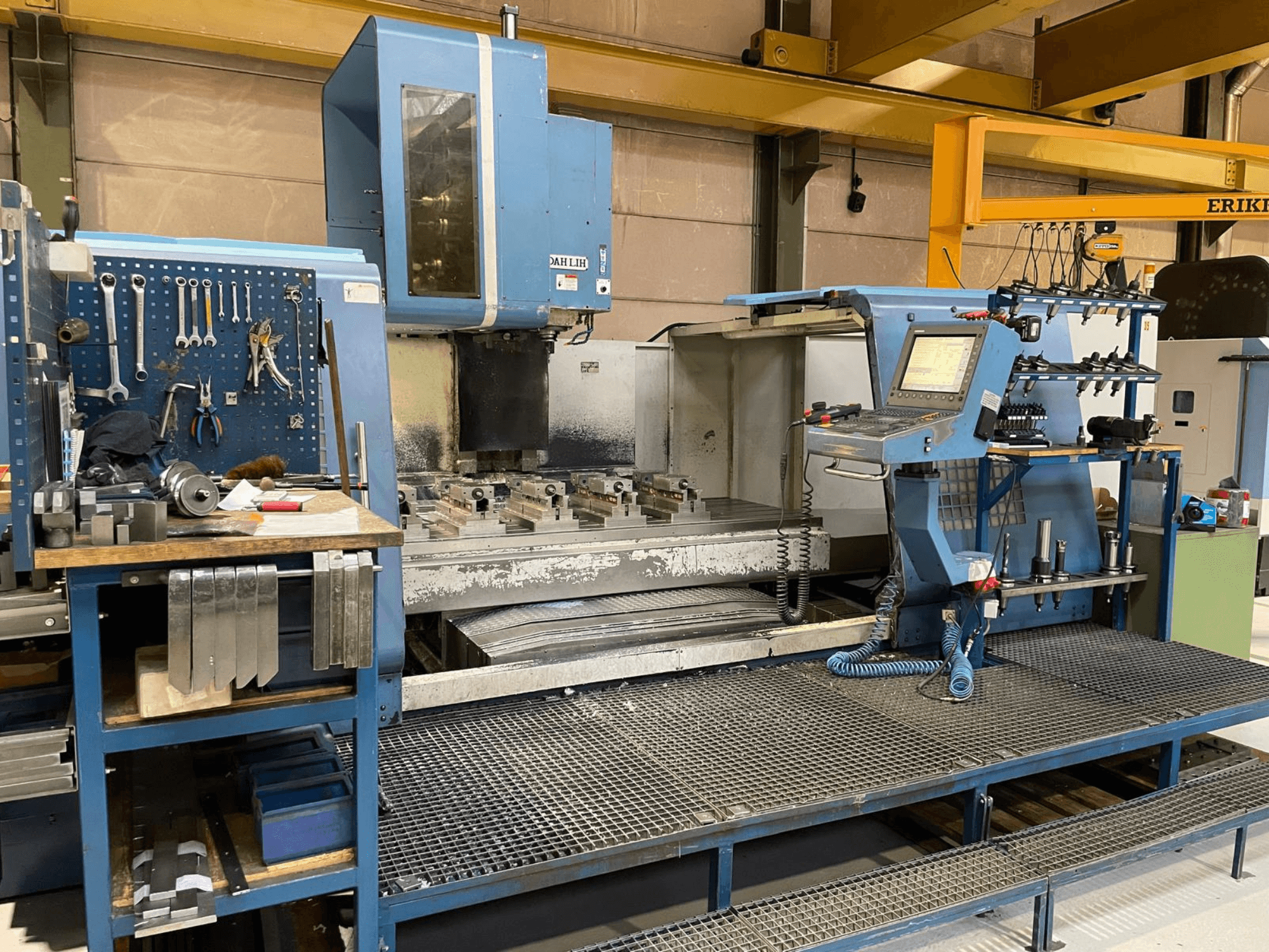 DAH LIH MCV2600 Vertikal-Bearbeitungszentrum in der Frontansicht, mit Bedienfeld, Arbeitstisch und Werkzeugablagefläche.