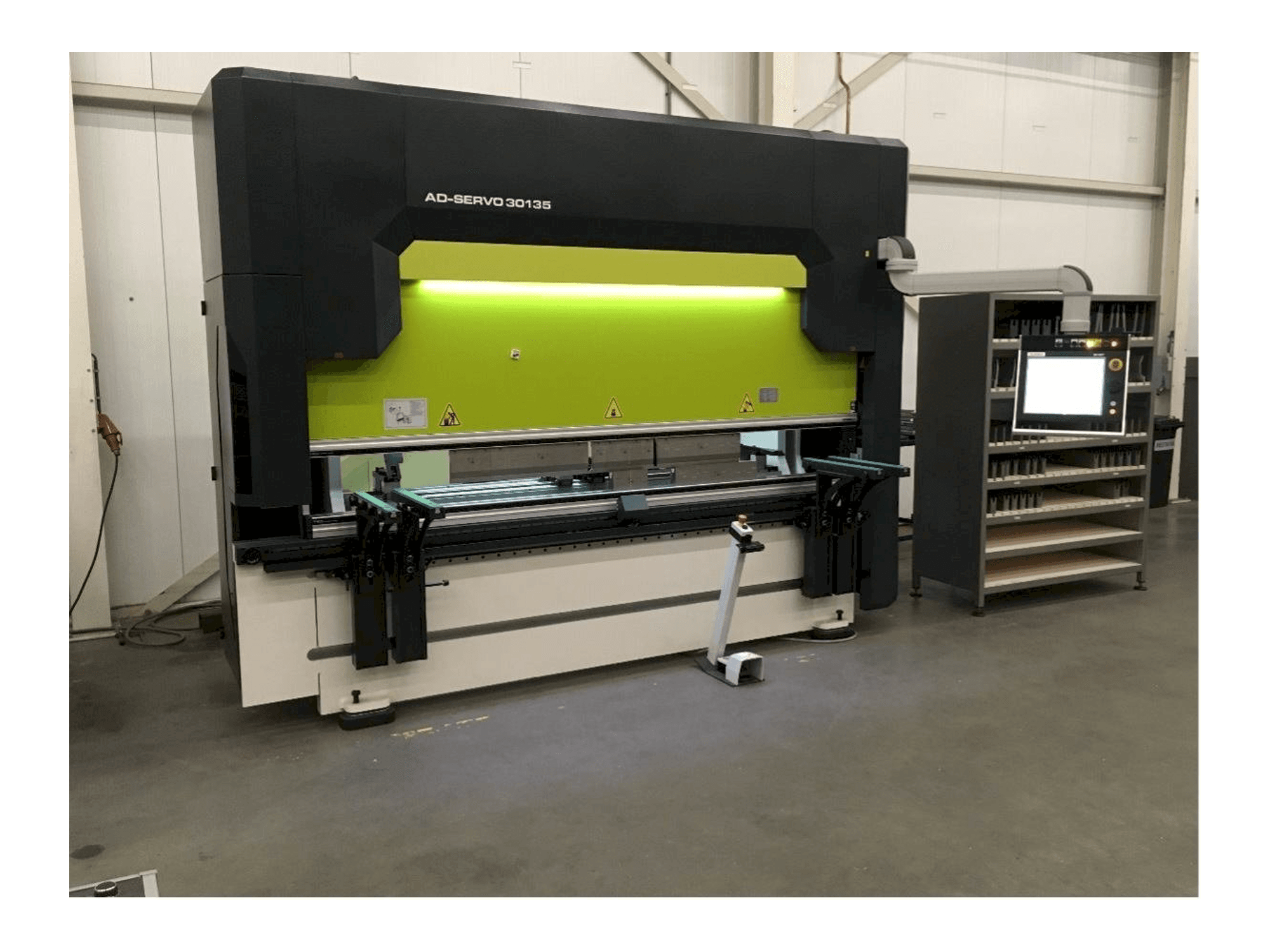 Frontansicht der Durma AD-S 30135 Servo Maschine