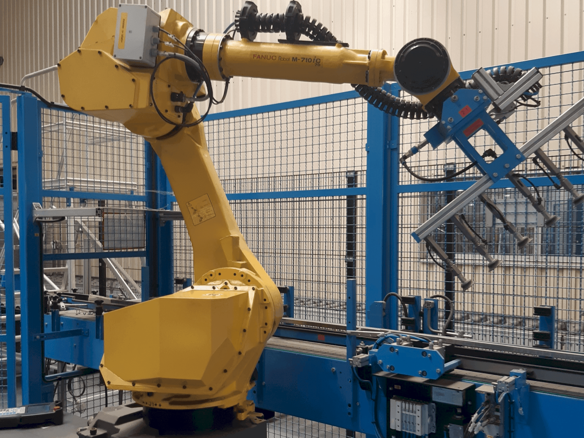 Frontansicht der FANUC M-710iC Maschine