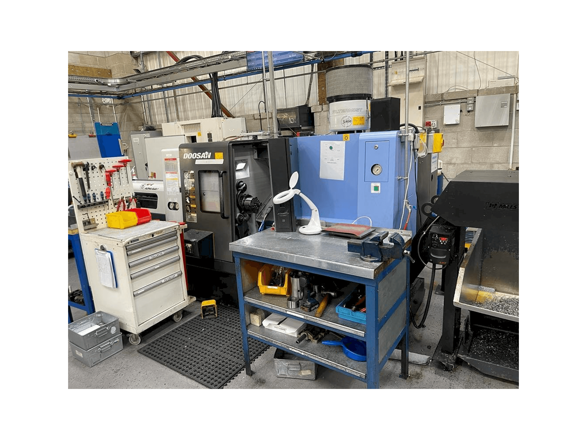 Frontansicht der Doosan Lynx 220 LMA Maschine