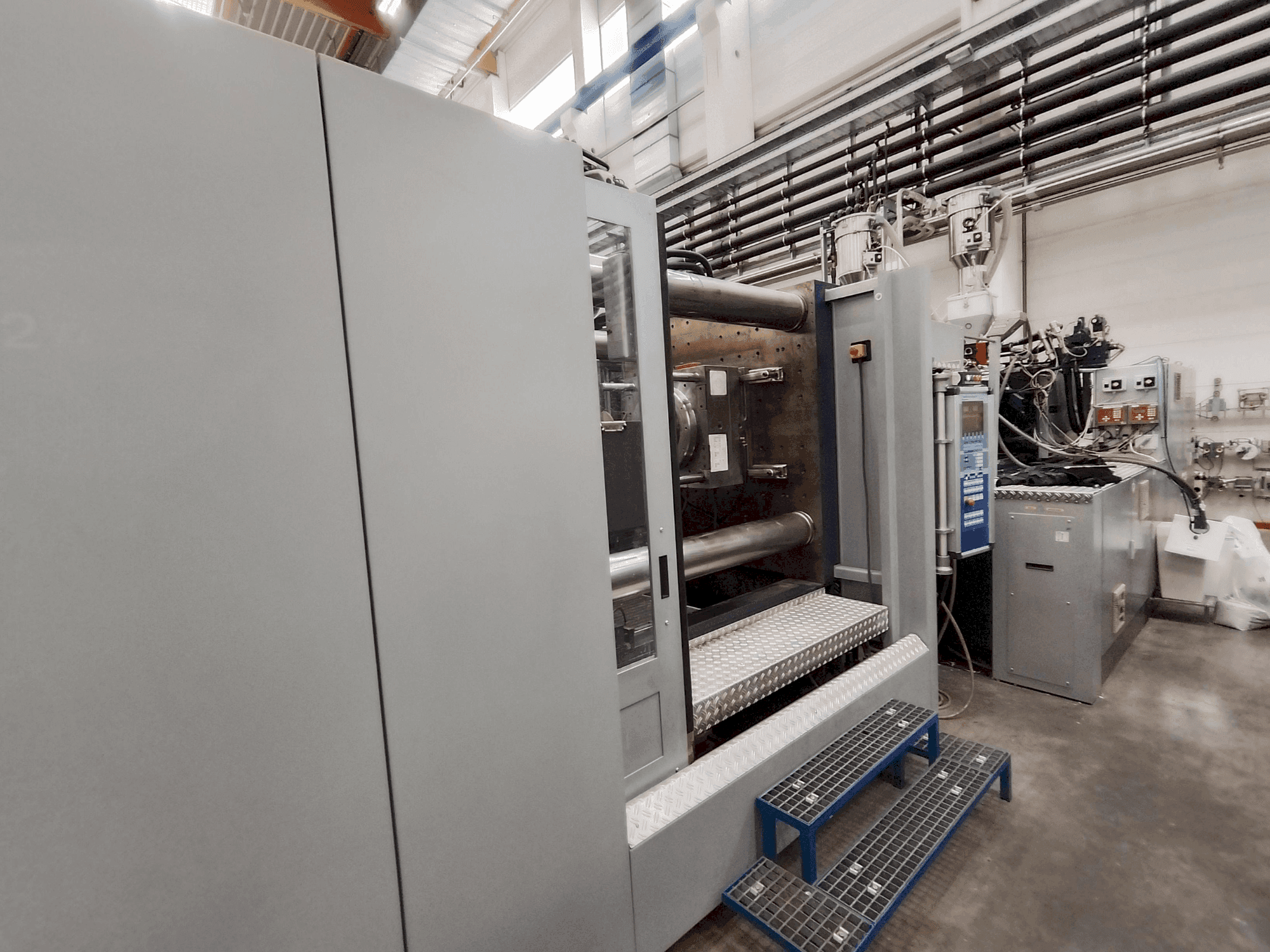 Frontansicht der Battenfeld HM 8000/4500 + 4500 BMB 4 Maschine