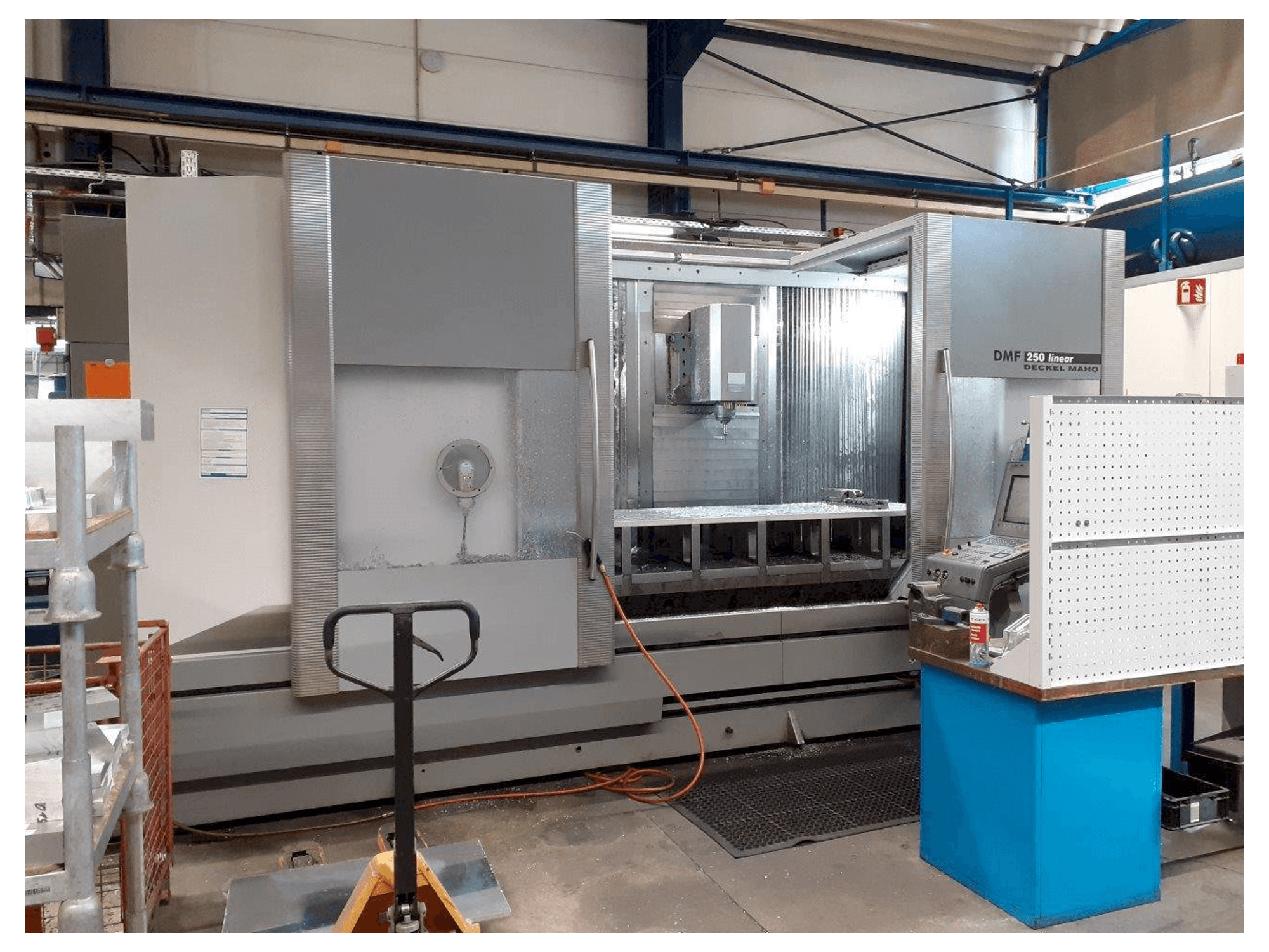 Frontansicht der DMG MORI DMF 250 Maschine