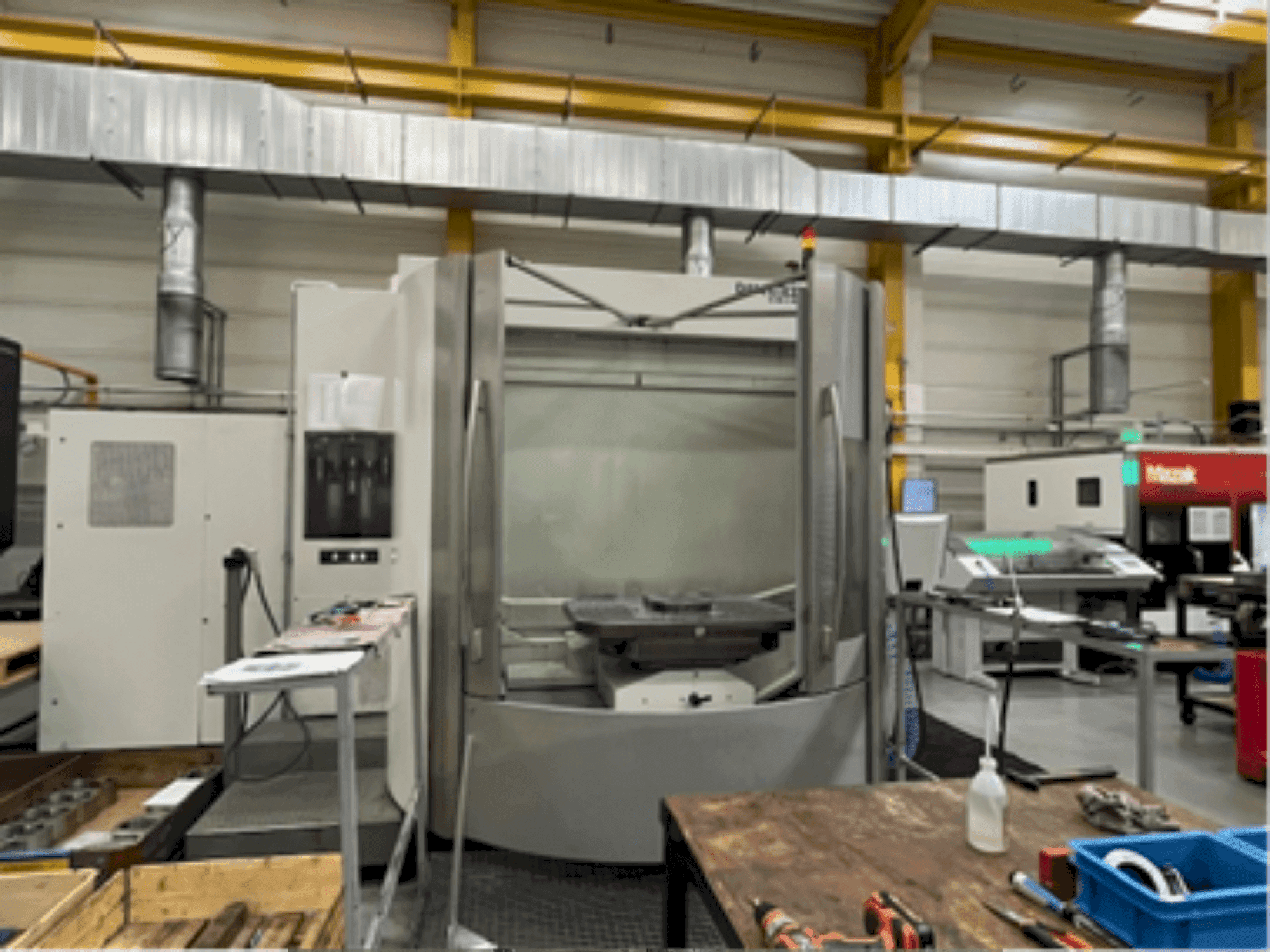 Frontansicht der DMG GILDEMEISTER DMC 125U Maschine