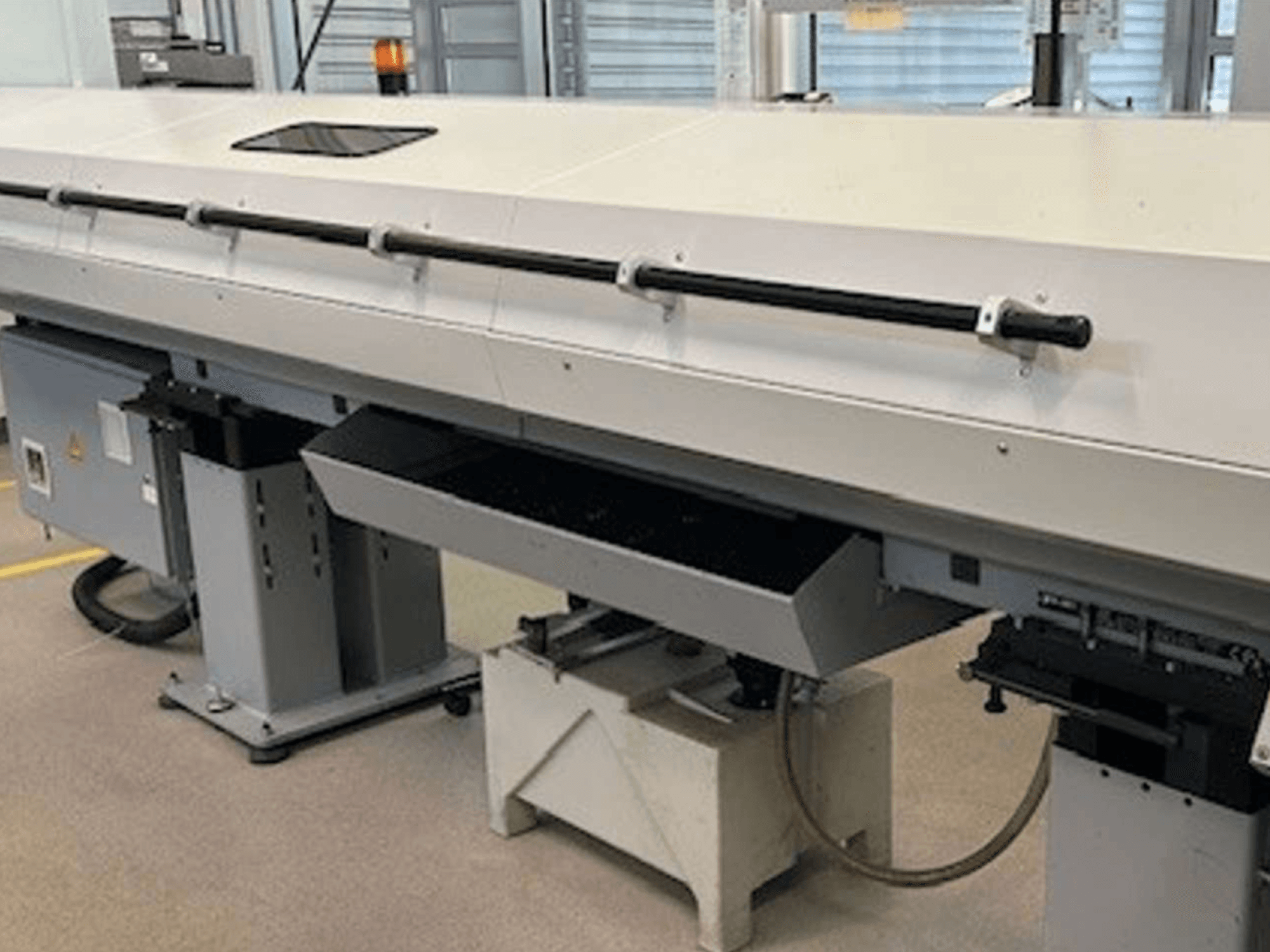 Frontansicht des Index G 200 RATIO LINE Dreh-Fräszentrums mit seinem schlanken Design und dem funktionalen Bedienfeld.