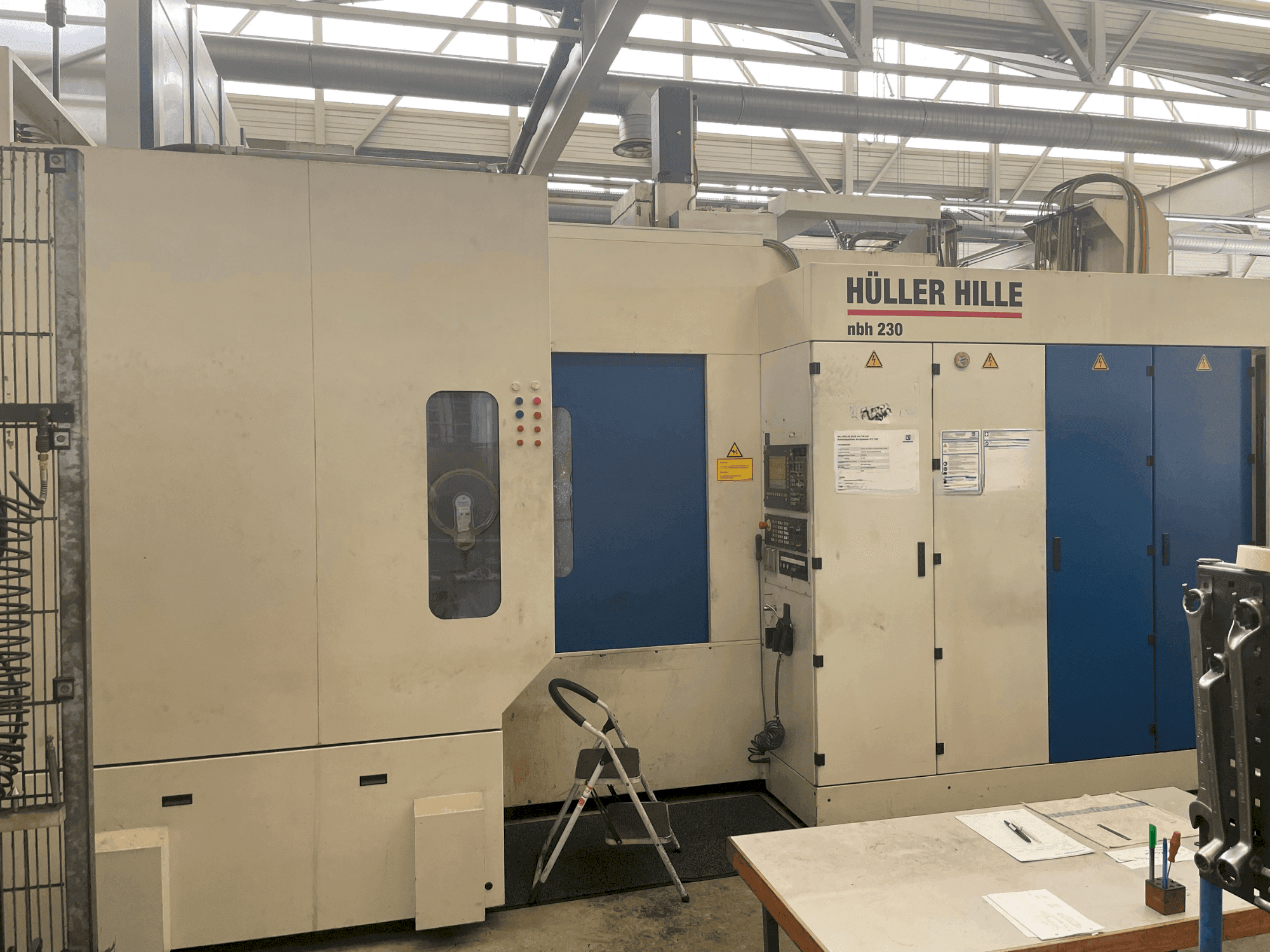 Frontansicht der HULLER HILLE NBH 230 Maschine