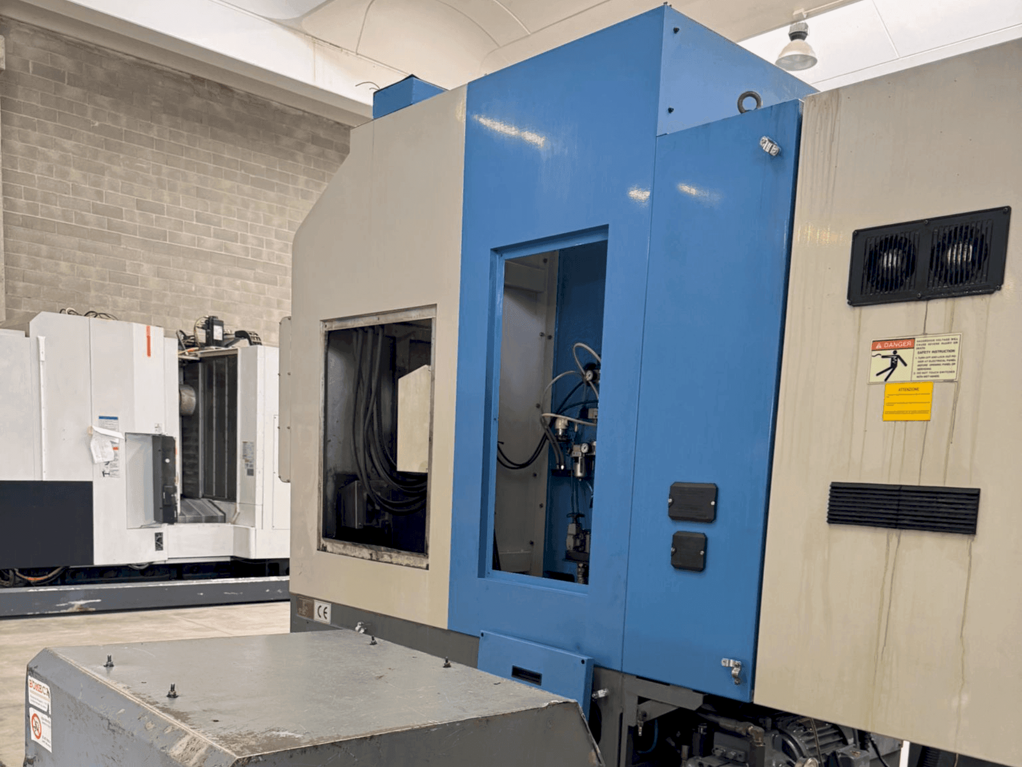 Front view of HYUNDAI KIA Hyundai HiT V5R machine