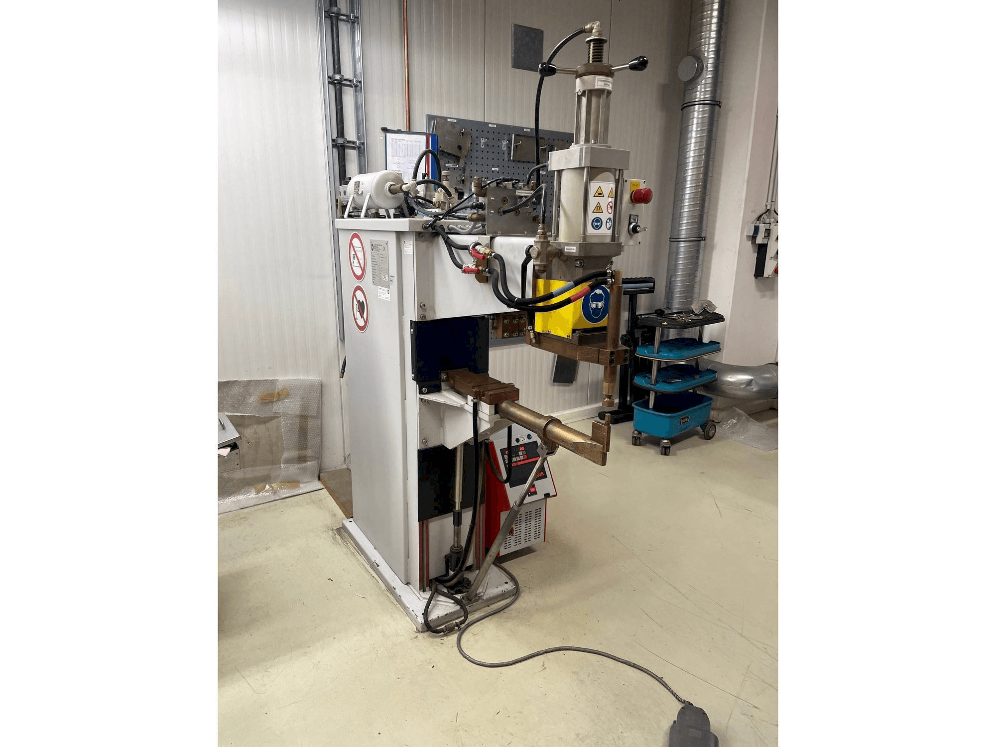 Frontansicht der ESD 8212 S Maschine