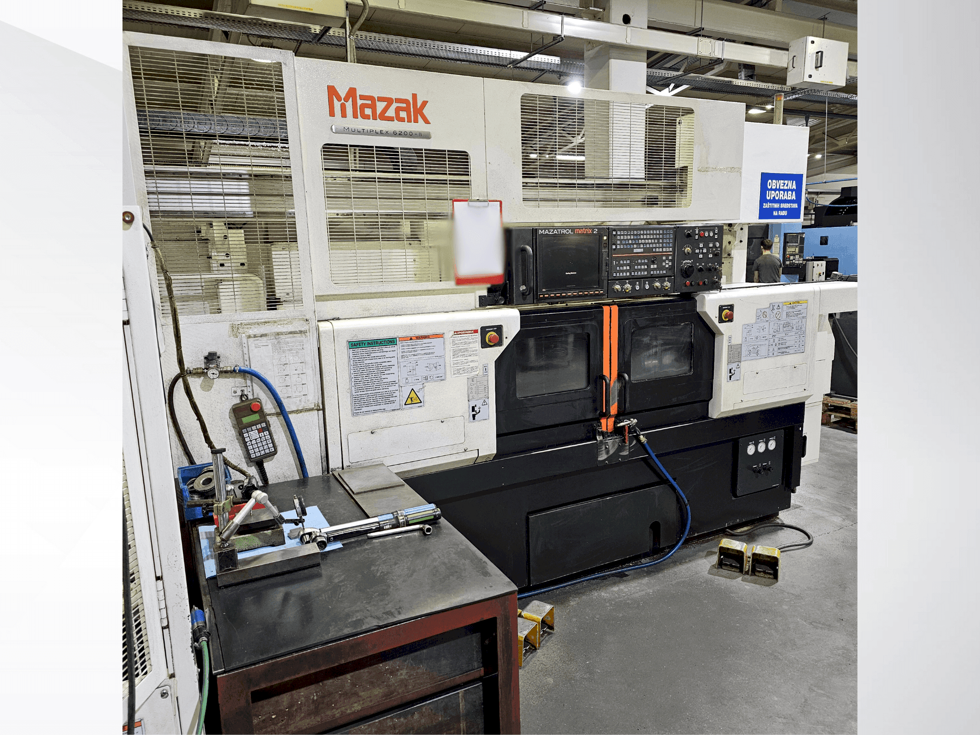 Frontansicht der Mazak Multiplex 6200II Maschine