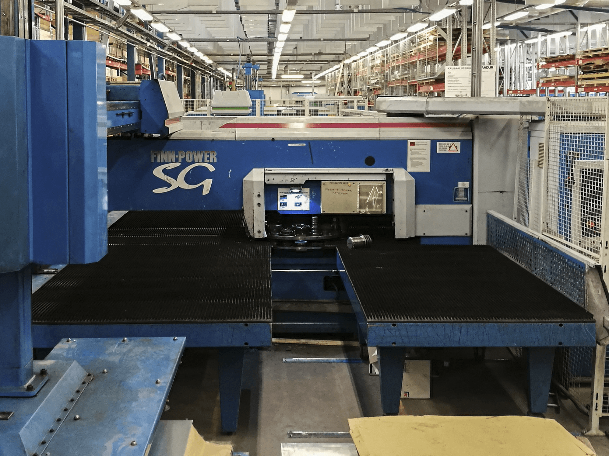 Frontansicht der Finn-Power TRS 6 SB Maschine