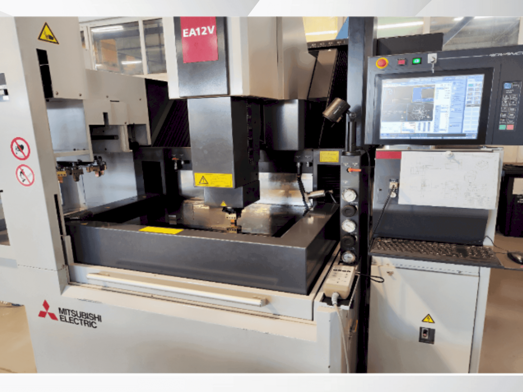 Frontansicht der Mitsubishi EA12VM ADVANCE Maschine