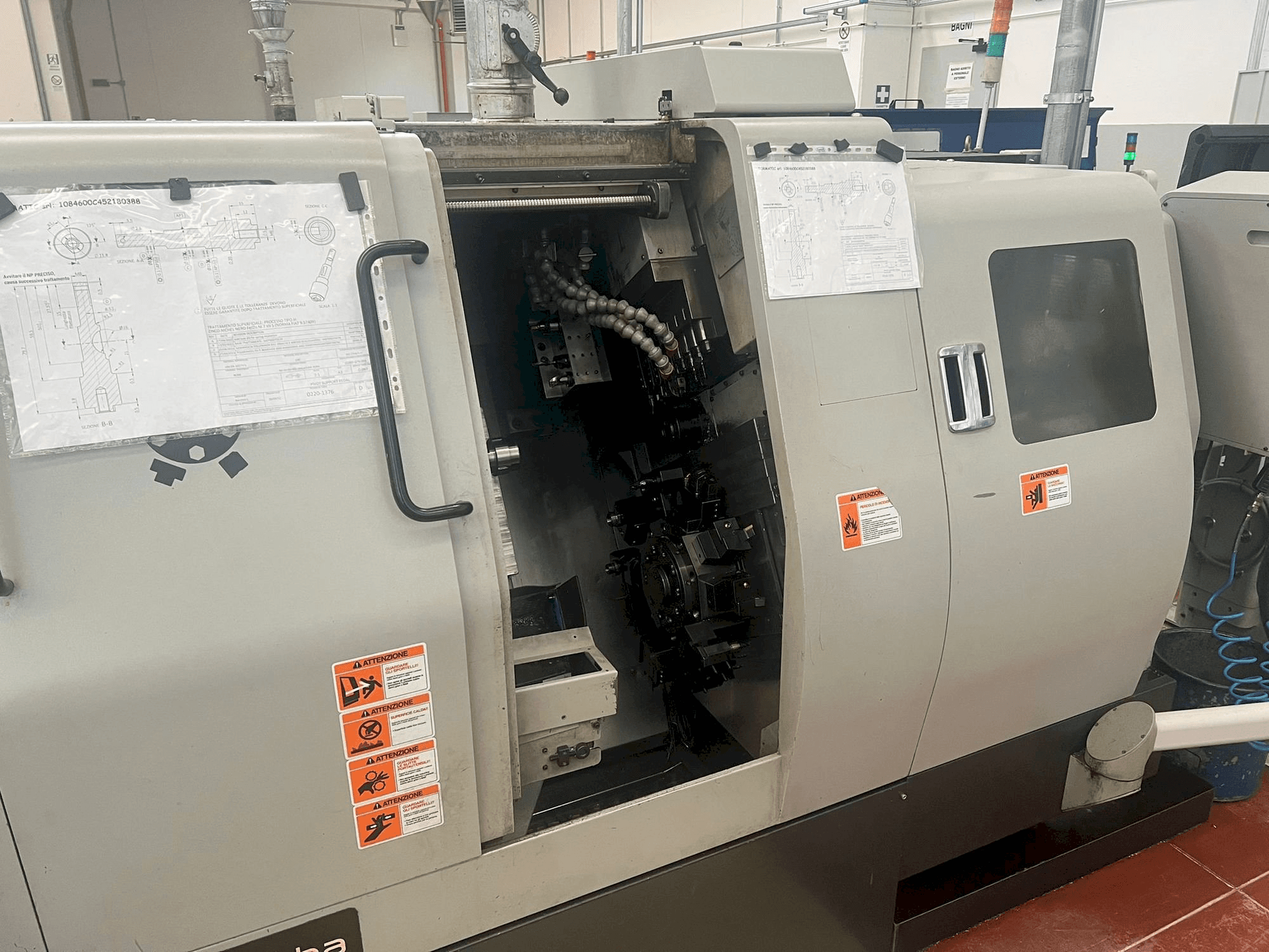 Frontansicht der Hanwha STL 38 H Maschine
