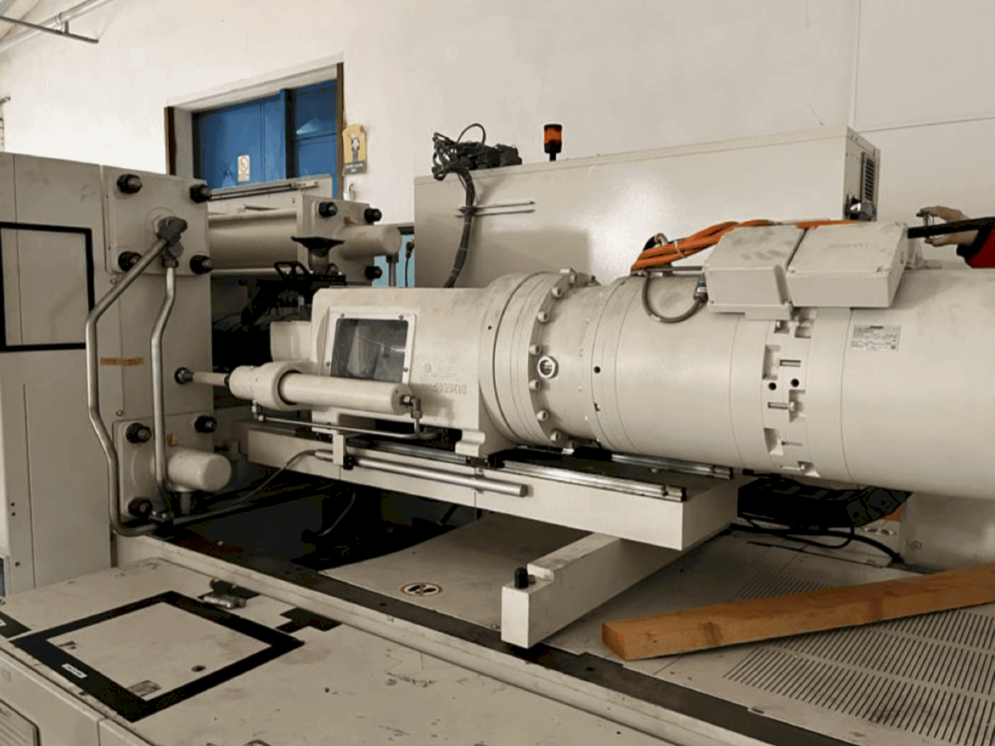 Front view of Krauss Maffei 200-750 CX machine