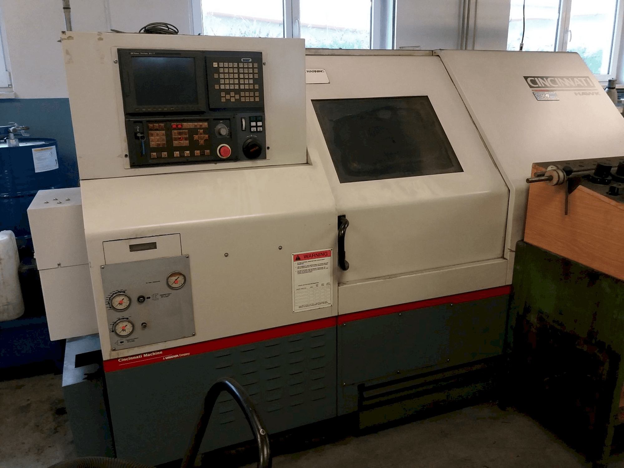 Frontansicht der Cincinnati HAWK-200M Maschine