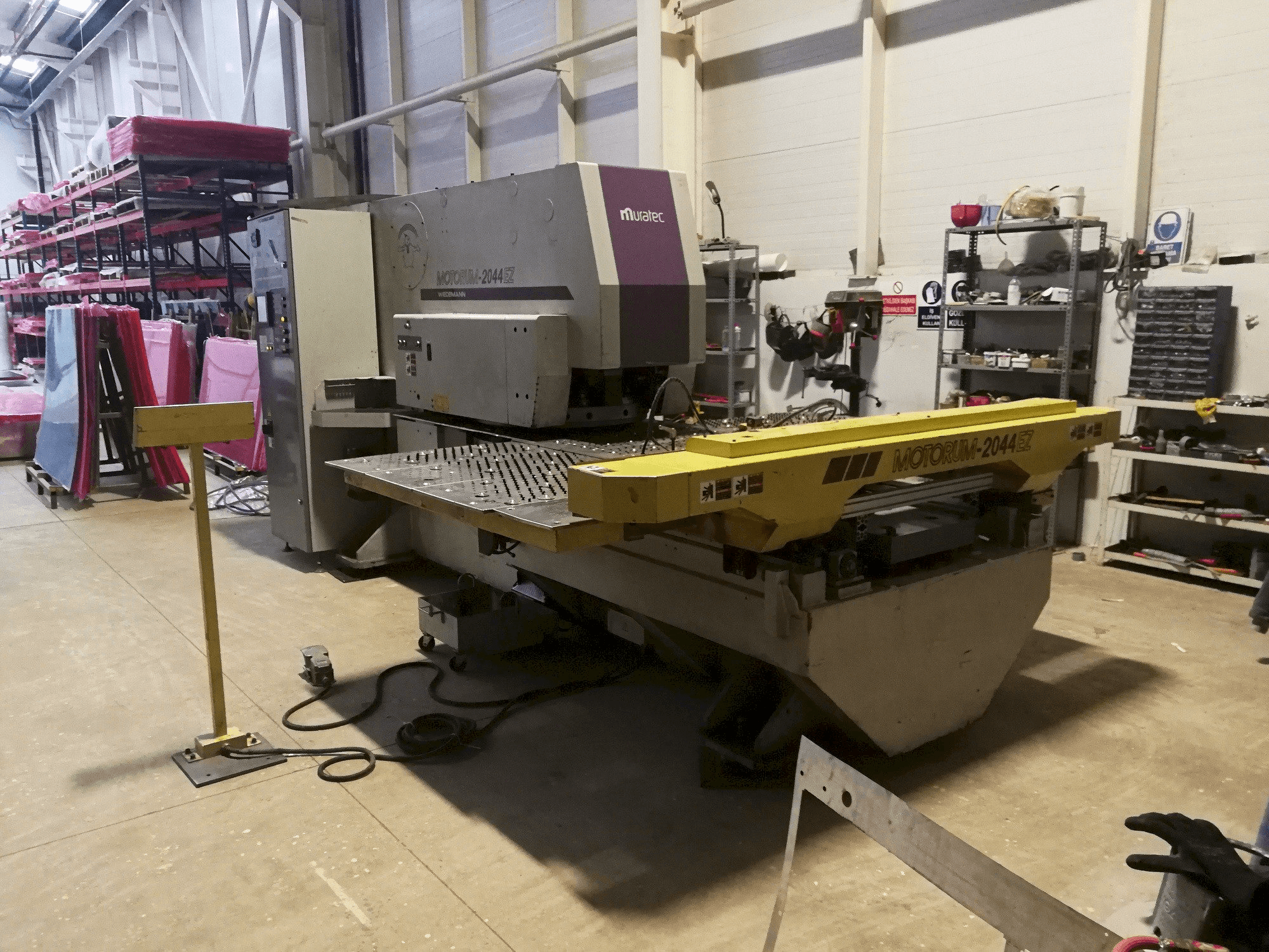 Linke Seitenansicht der Muratec Motorum 2044 EZ Maschine