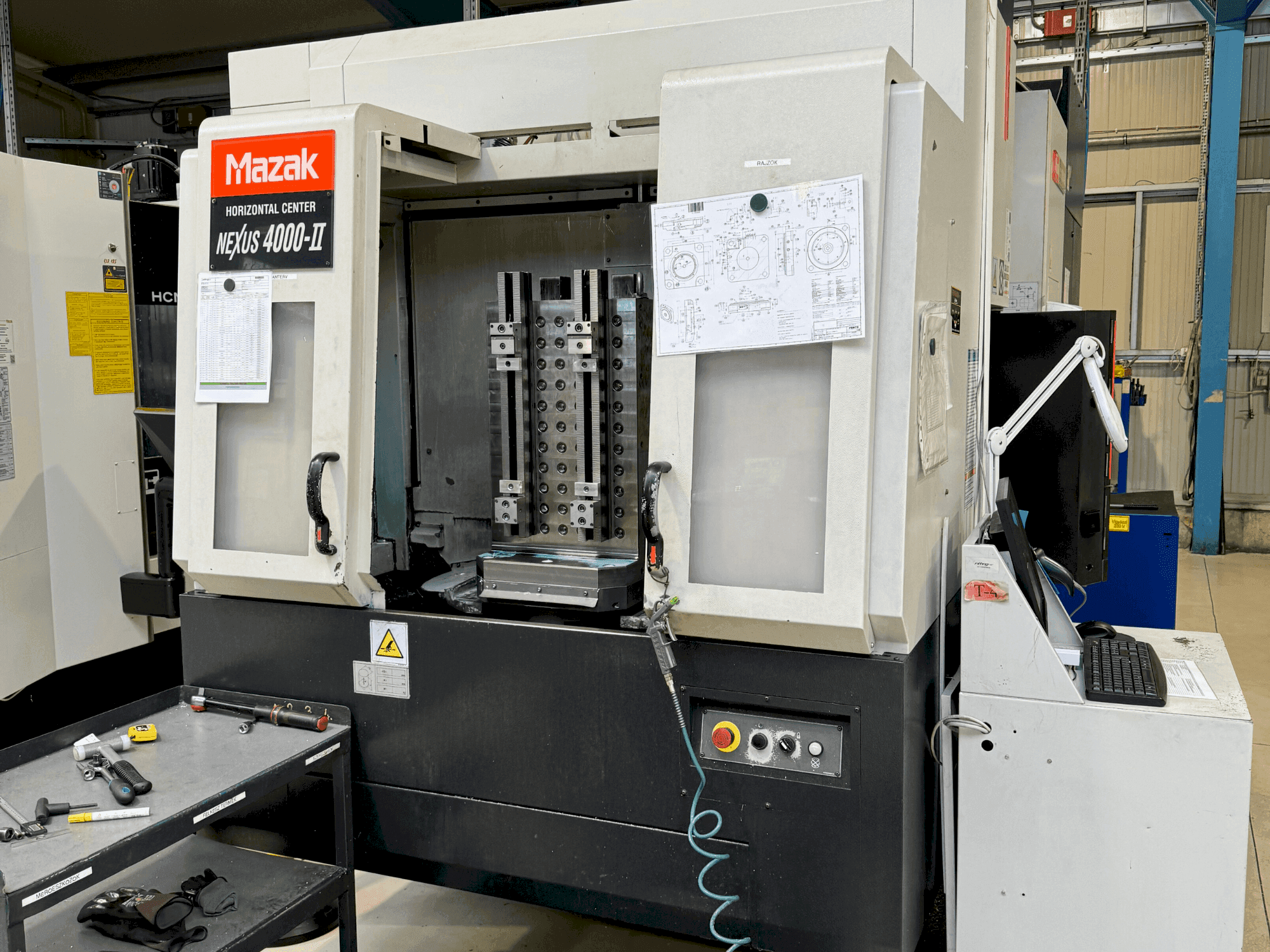 Frontansicht der Mazak HCN 4000 II Maschine