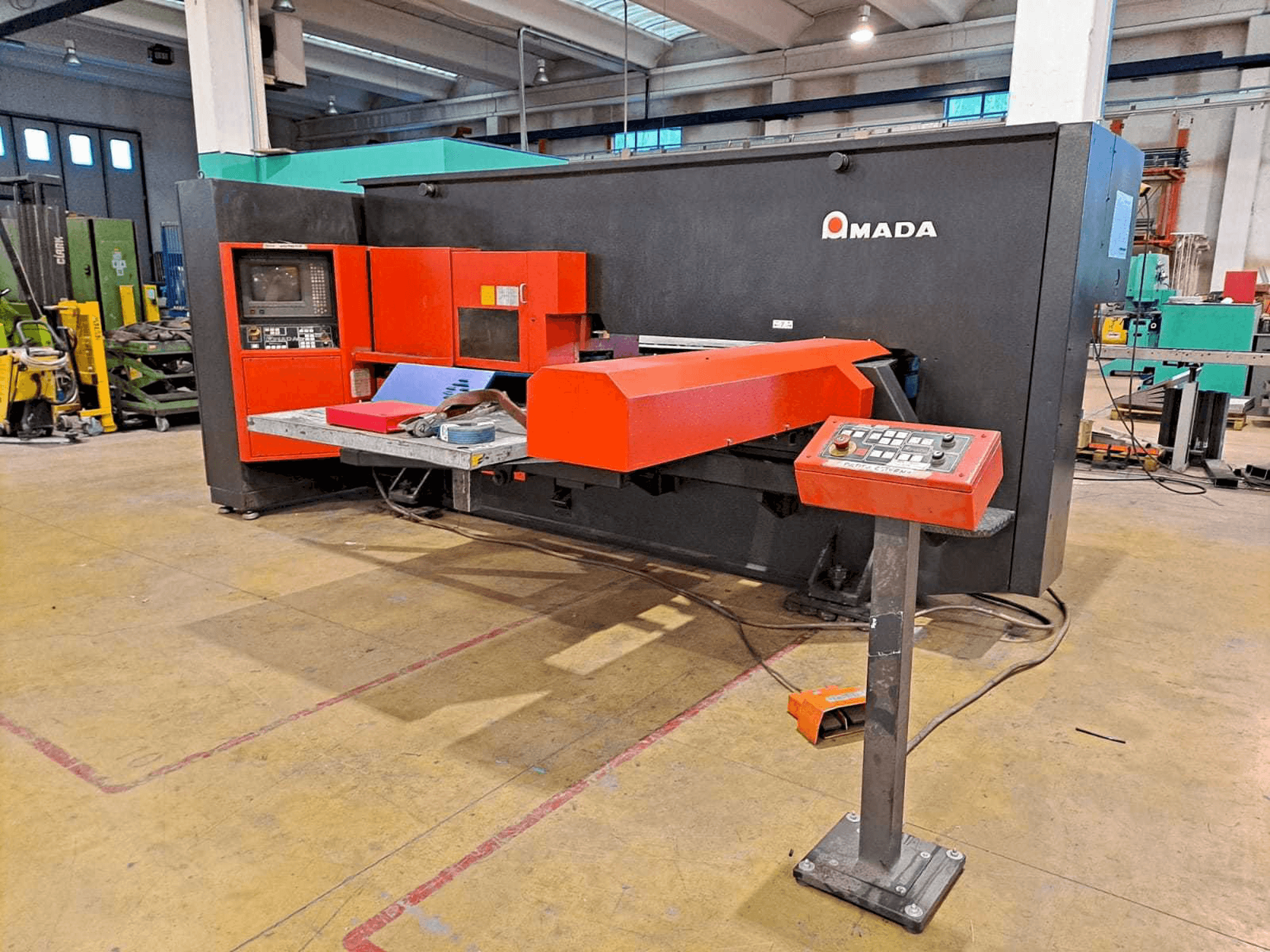 Frontansicht der AMADA ARCADE 212 Maschine