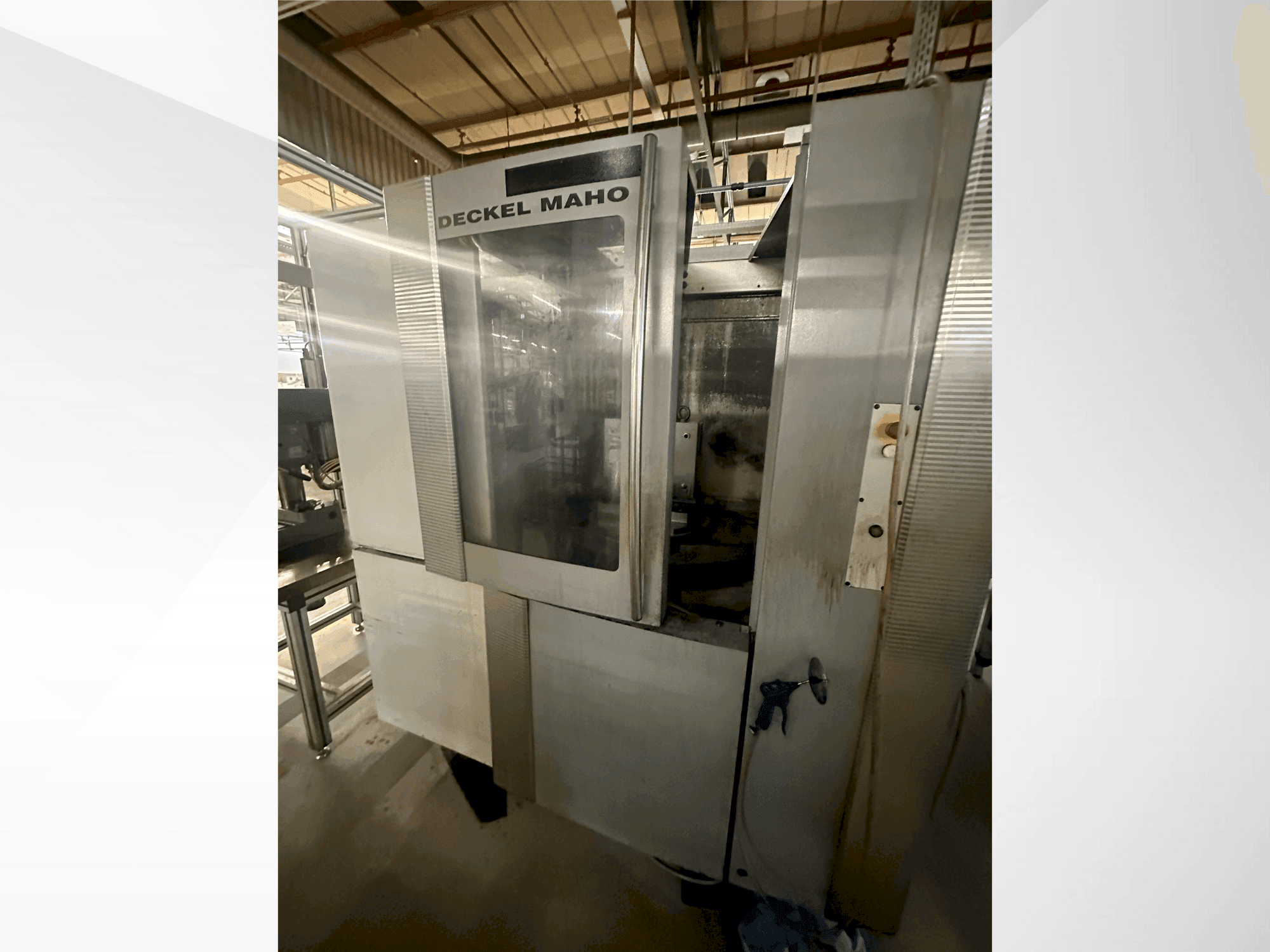 Frontansicht der DECKEL MAHO DMC 50H Maschine