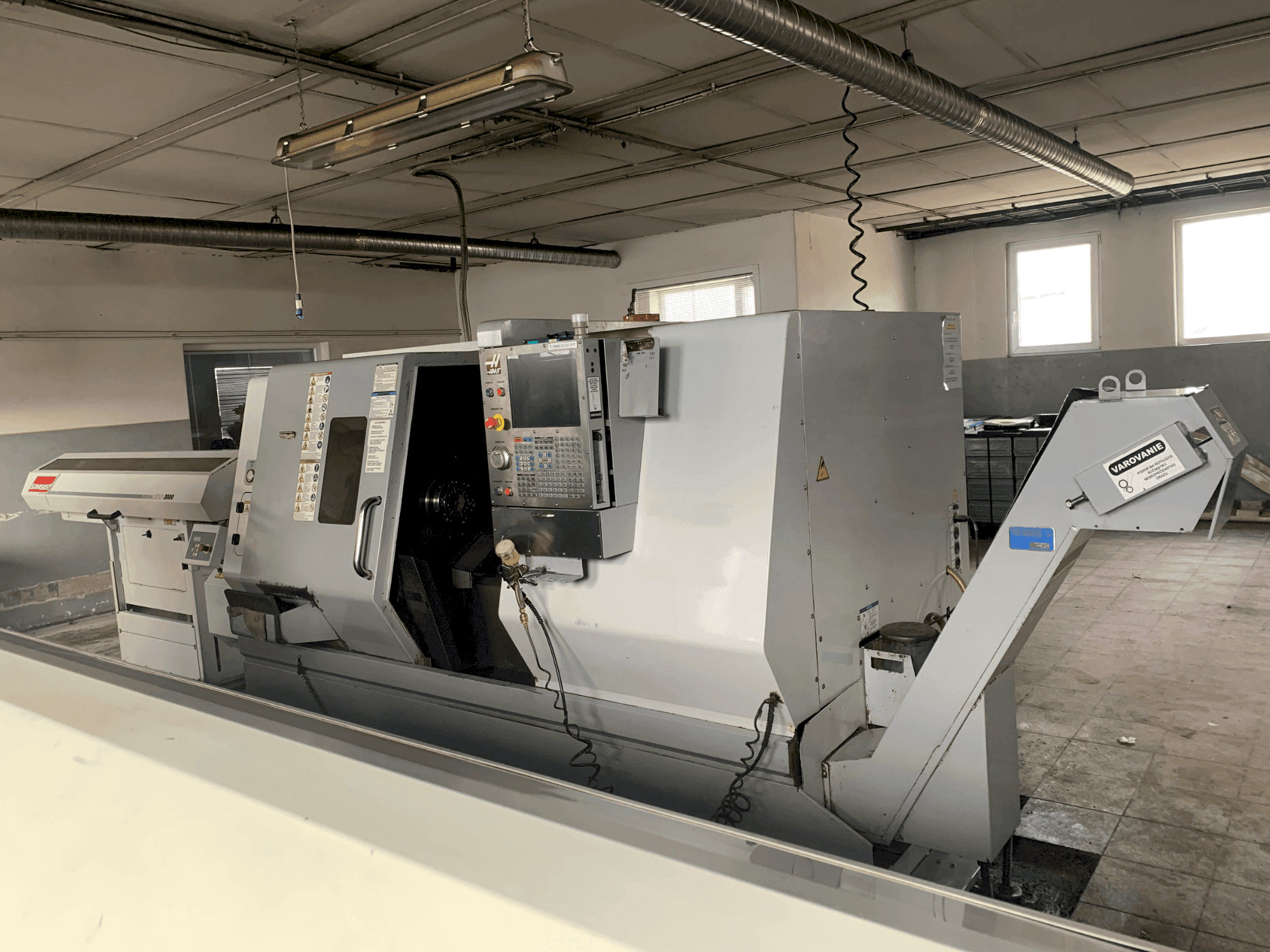 Frontansicht der HAAS SL-30TBHE Maschine