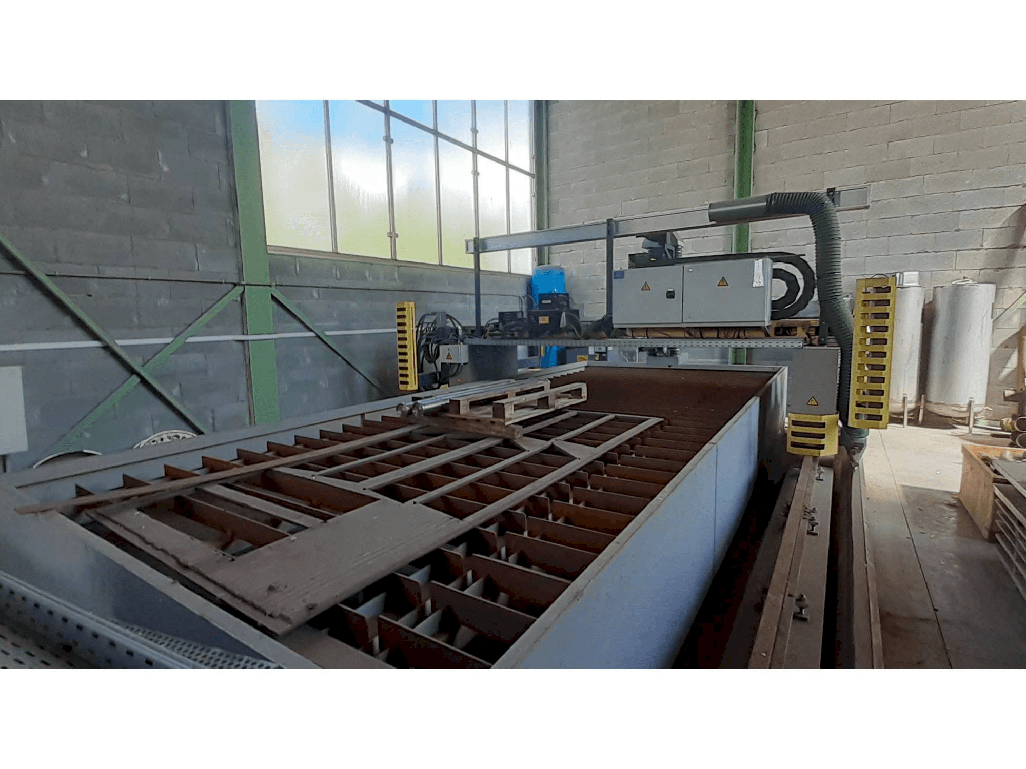 Left side view of ESAB Suprarex SXE-HD 3500 machine