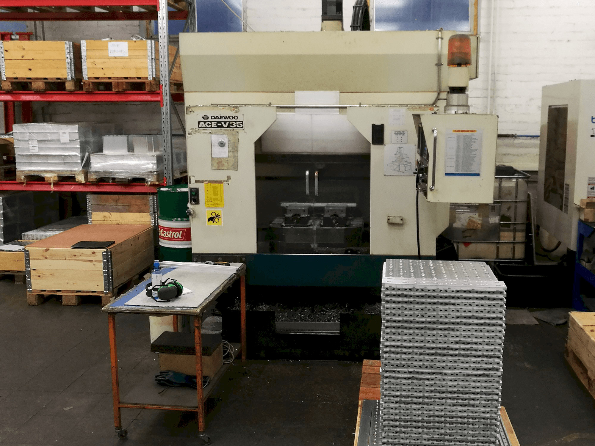 Frontansicht der DAEWOO ACE V-35 Maschine