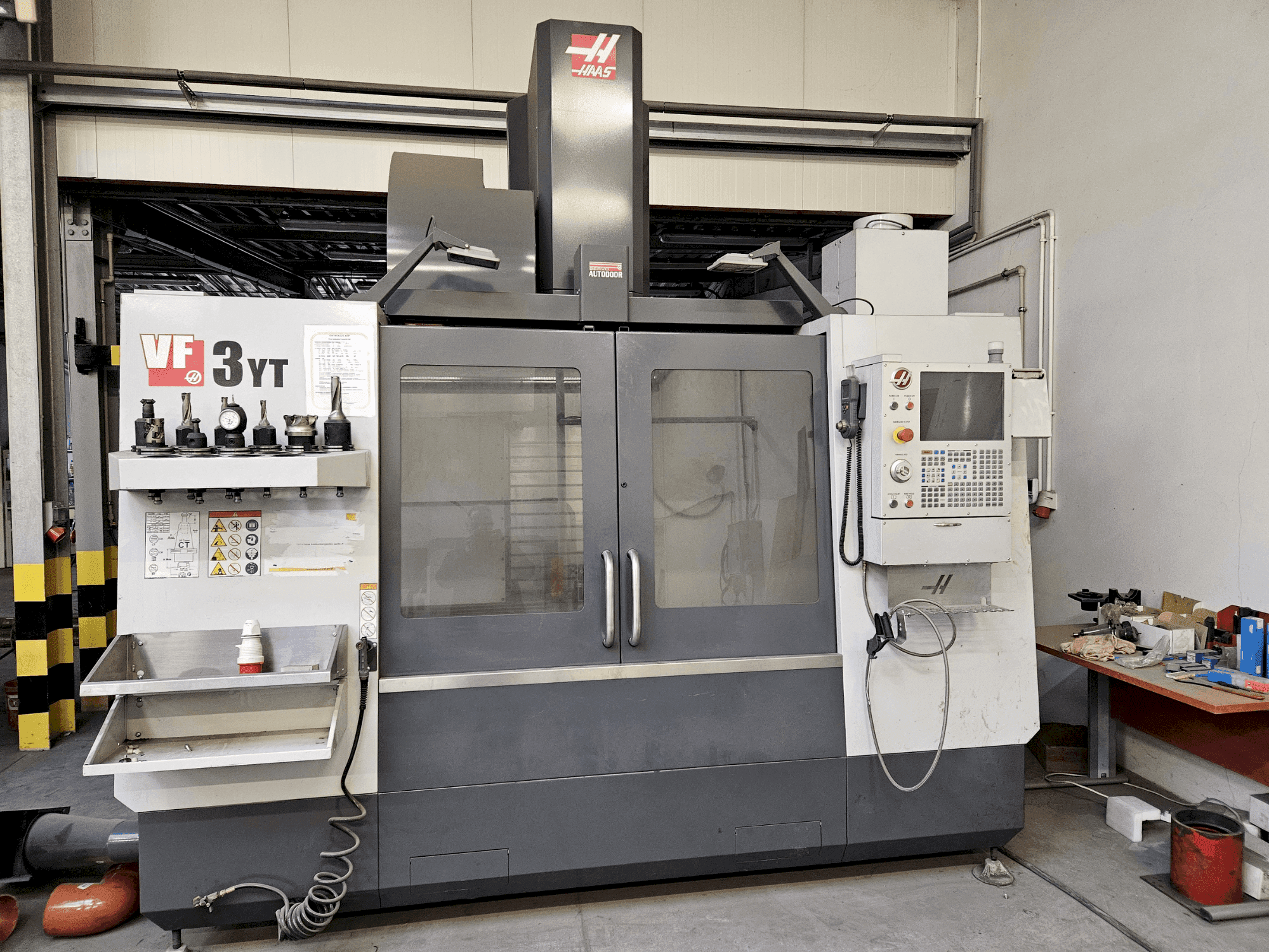 Frontansicht der HAAS VF-3YT/50 Maschine