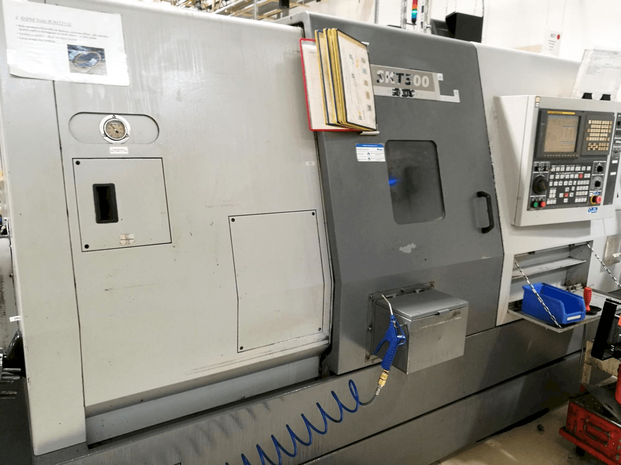 Frontansicht der Hyundai Kia SKT 300 Maschine