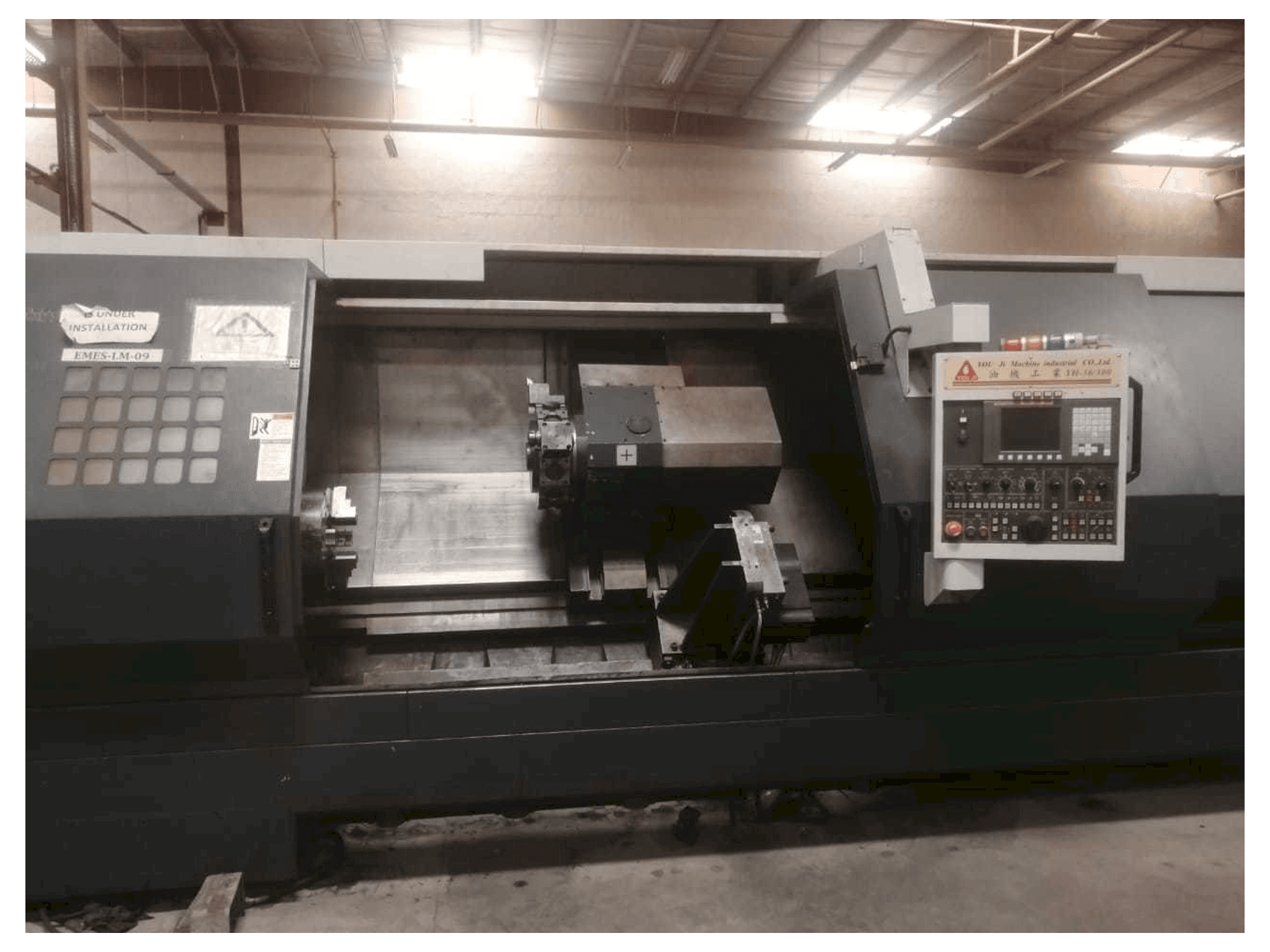 Frontansicht der YOU JI YH-36+C/300 Maschine