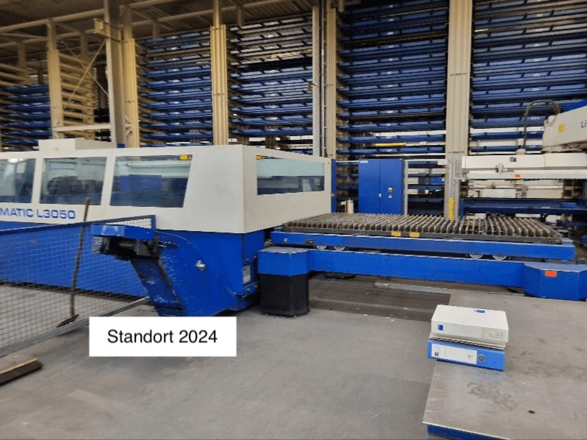 TRUMPF Trumatic L3050 CO2-Laserschneidmaschine in der Frontansicht mit großem Schneidbett und Bedienfeld.
