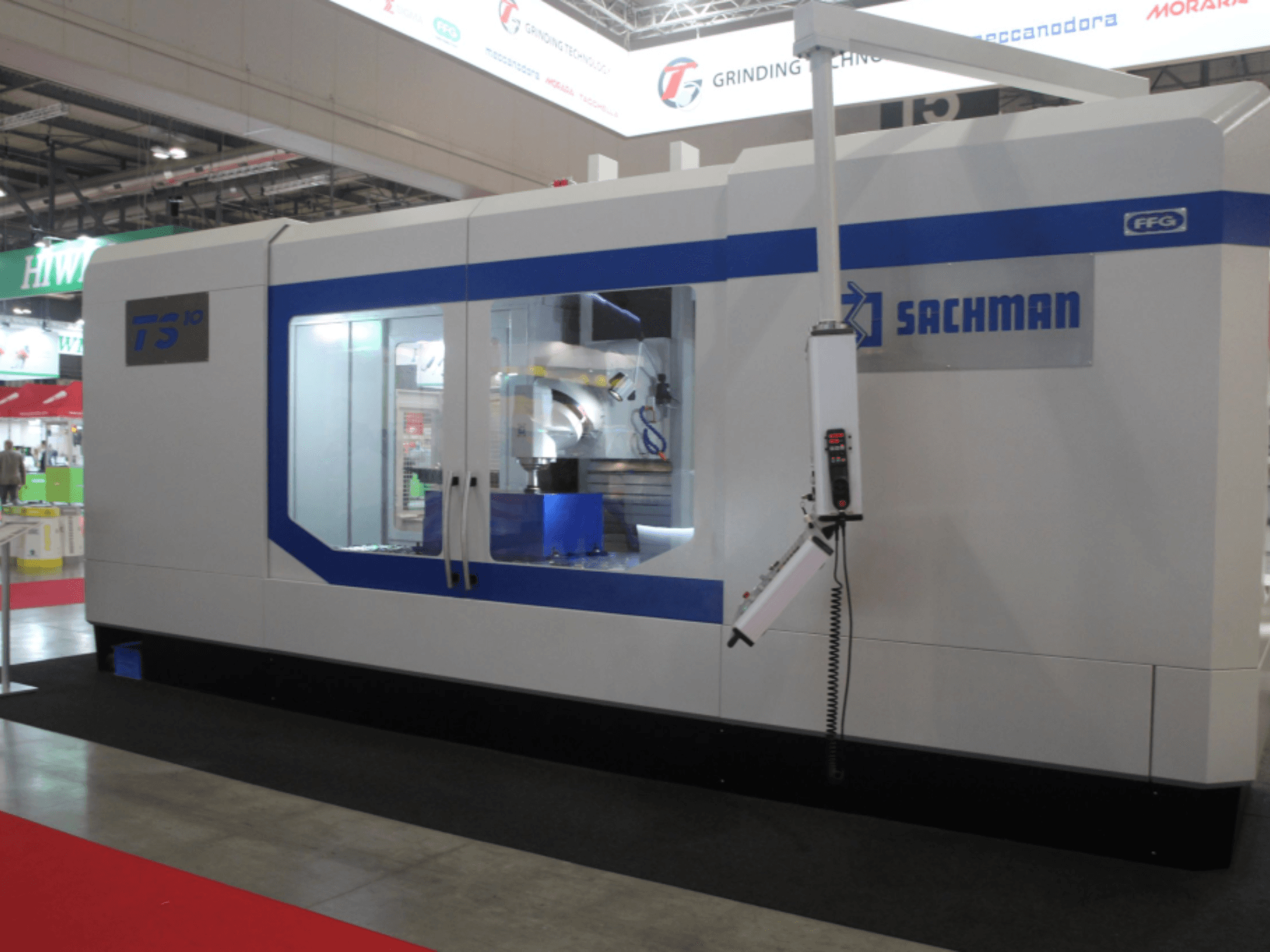 SACHMAN TS10 Bettfräsmaschine, Vorderansicht, zeigt die Bedienelemente, den Arbeitsbereich und das elegante Design auf einer Messe.