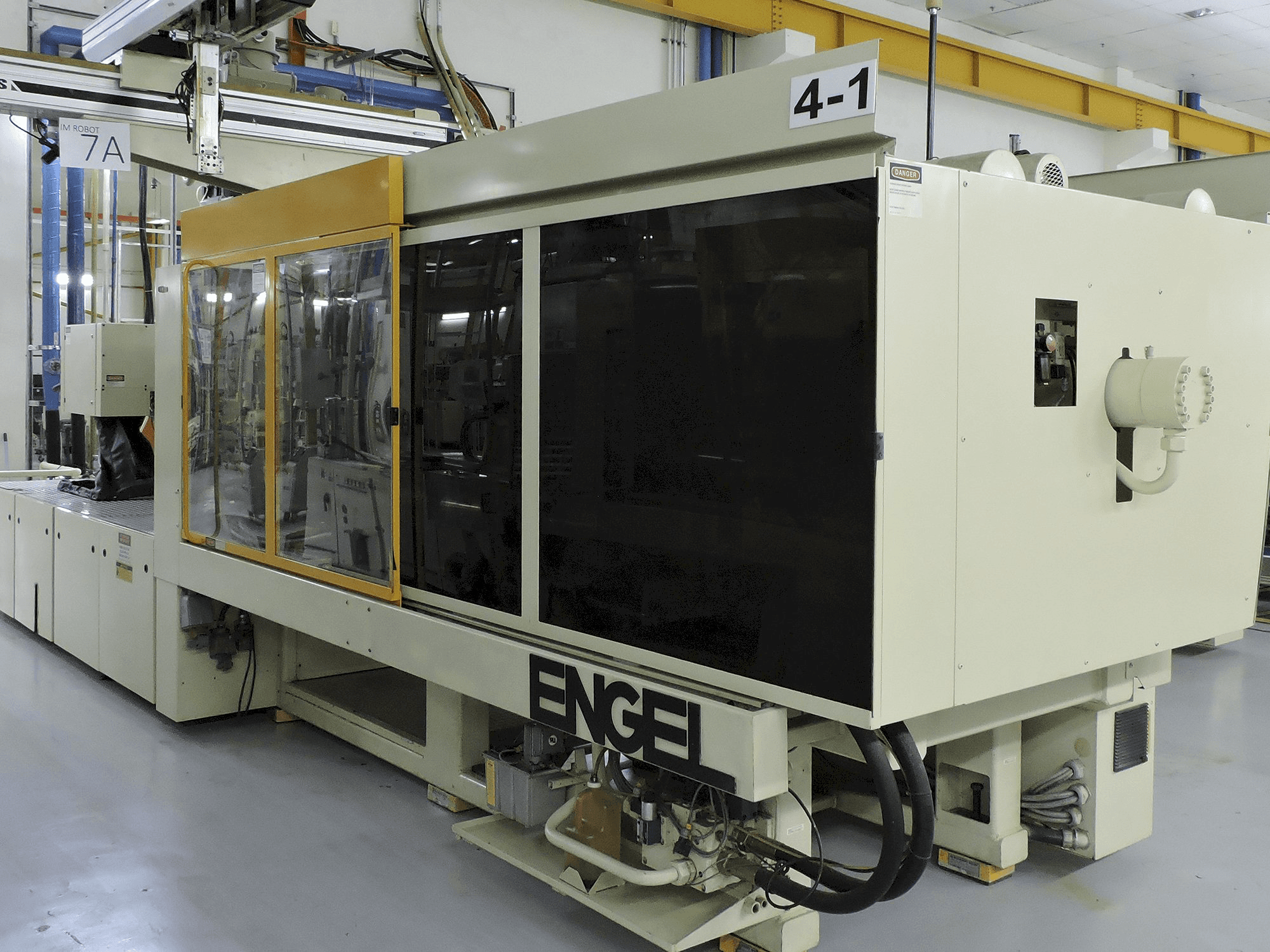 Frontansicht der ENGEL ES1300/450 BHP Maschine