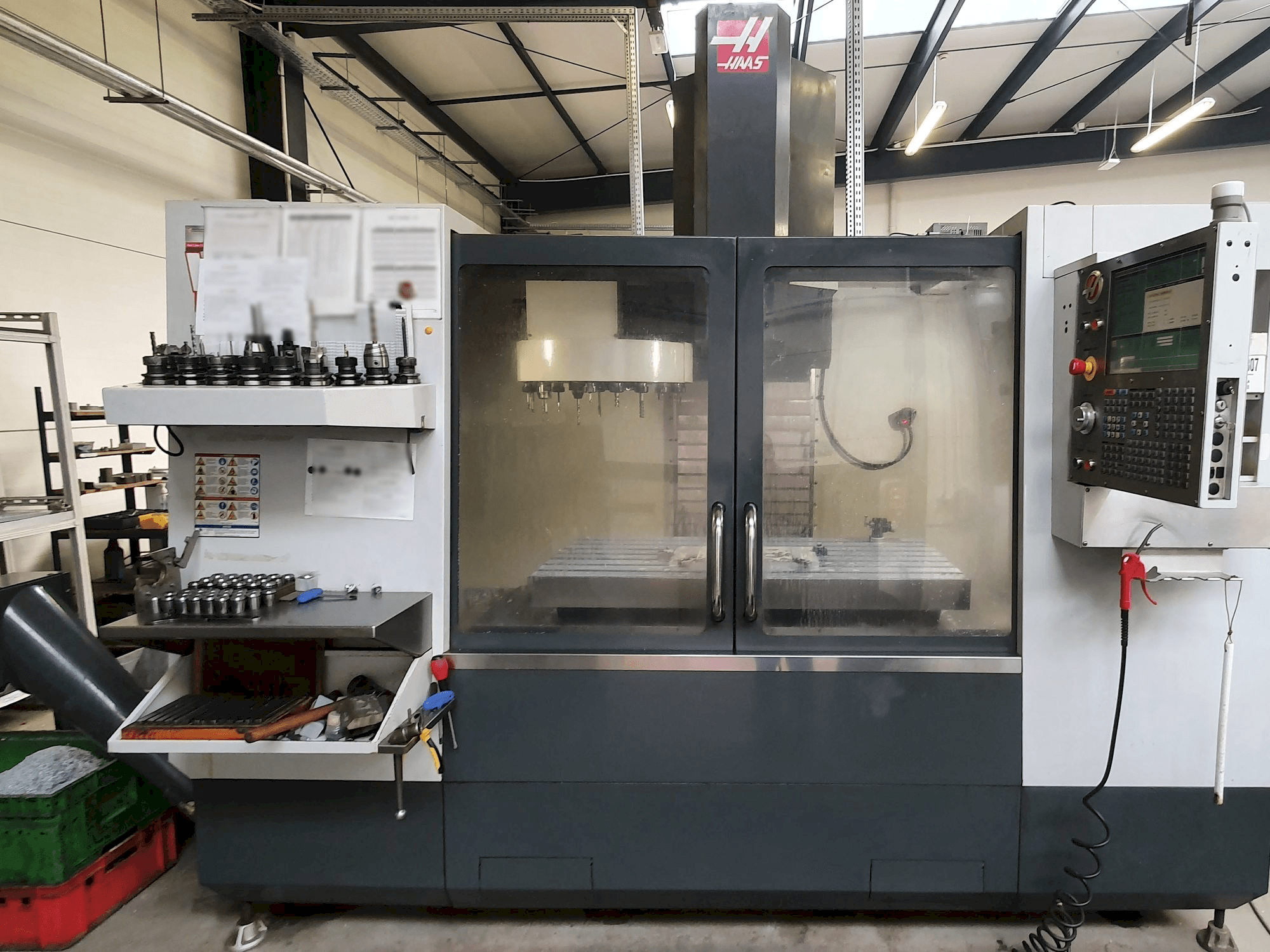Frontansicht der HAAS VF-3YT Maschine