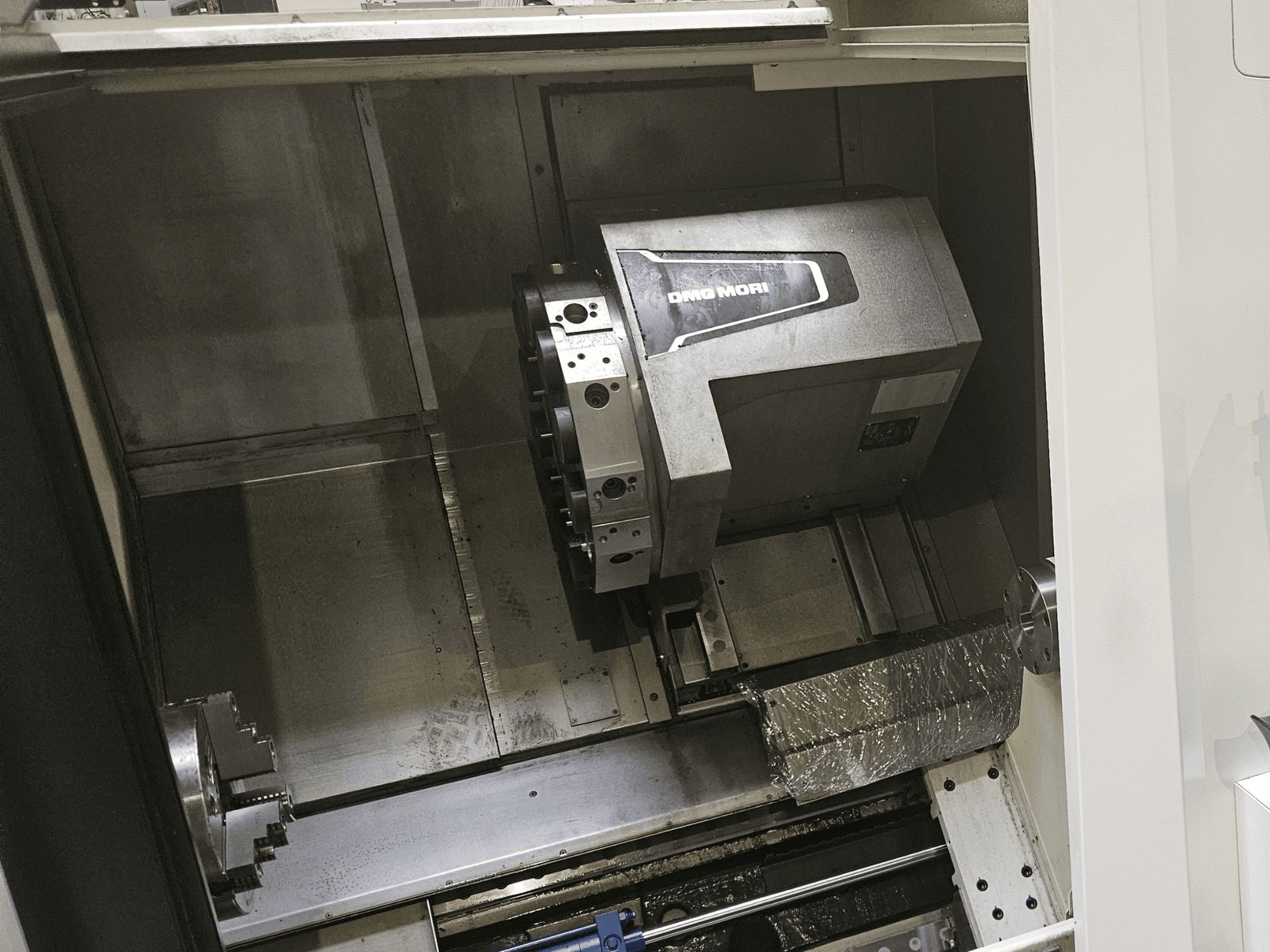 Innenansicht der DMG MORI CLX 450 V4 Horizontal-Drehmaschine mit der Spindel und der Steuerungsschnittstelle.