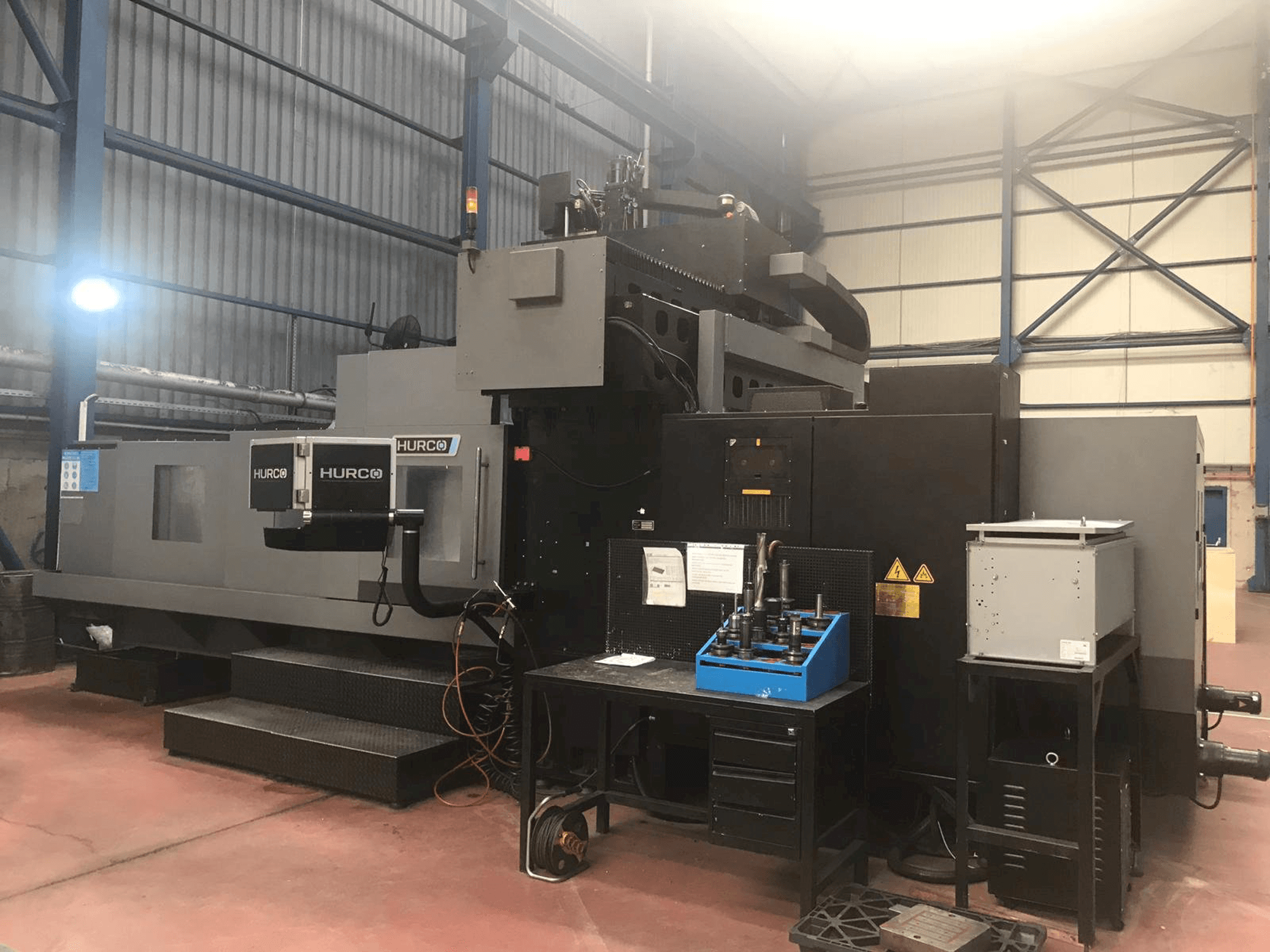 Frontansicht der Hurco DCX 32i Maschine