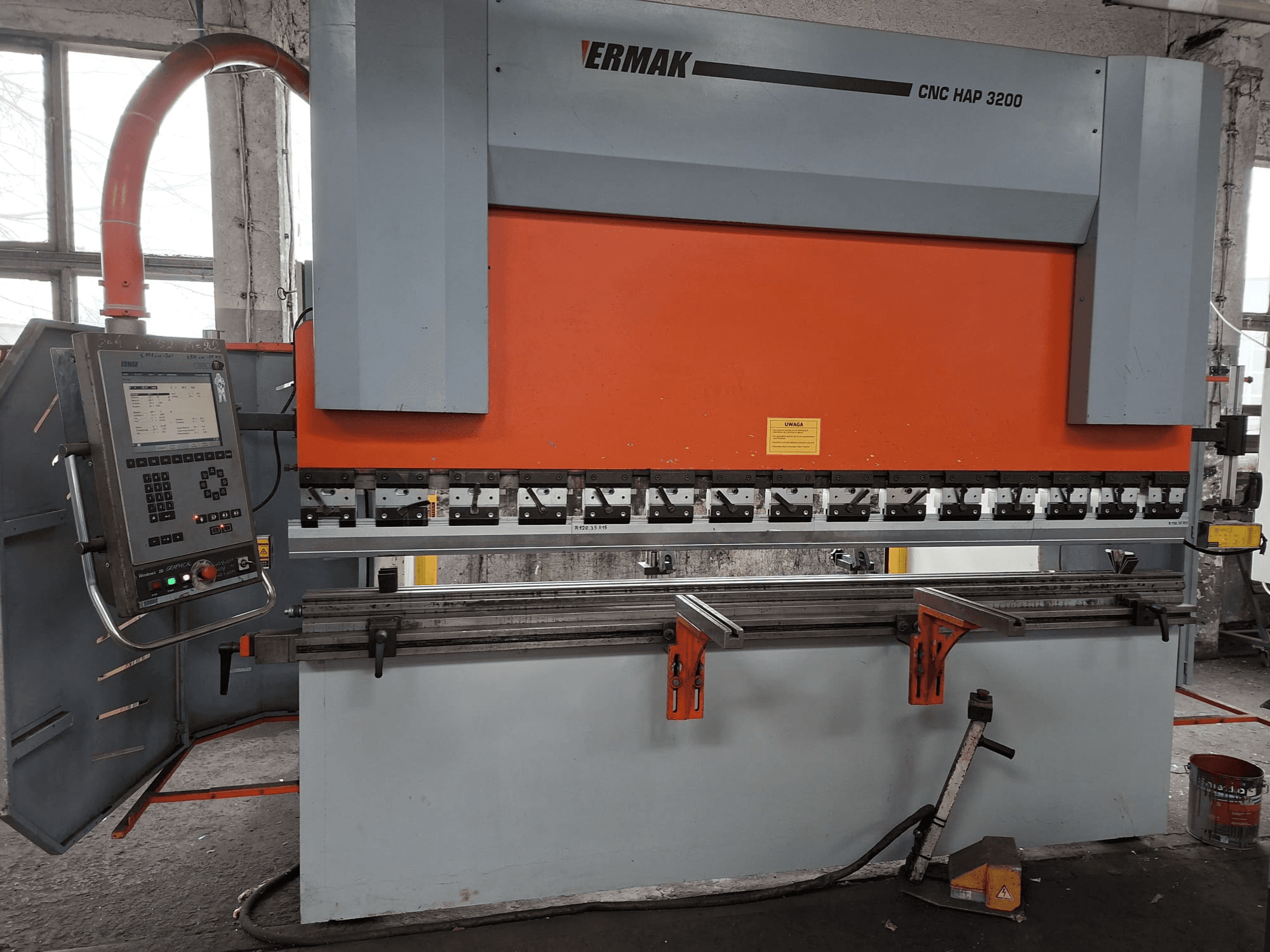 Ermak CNC HAP 3200 Abkantpresse, Vorderansicht, mit orange-grauem Gehäuse, Bedienfeld mit Digitalanzeige und verstellbaren Spannern.