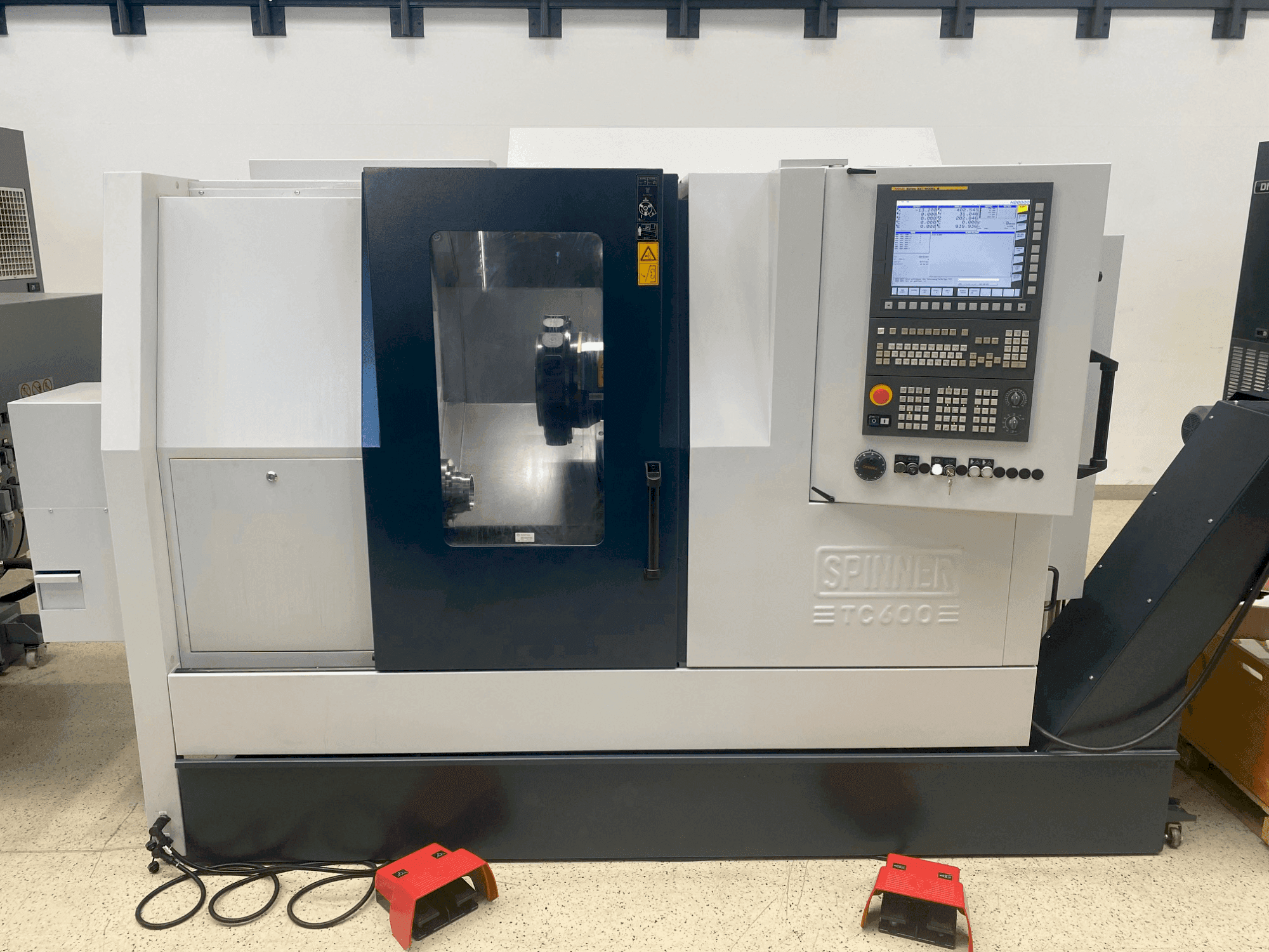 Frontansicht der SPINNER TC600-65-MCY Maschine