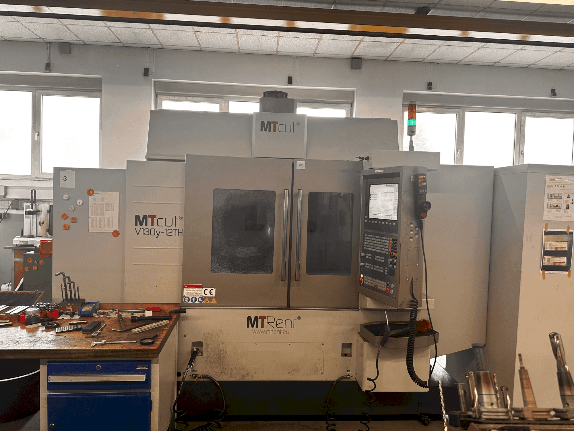 Frontansicht der MTcut V130y-12TH Maschine