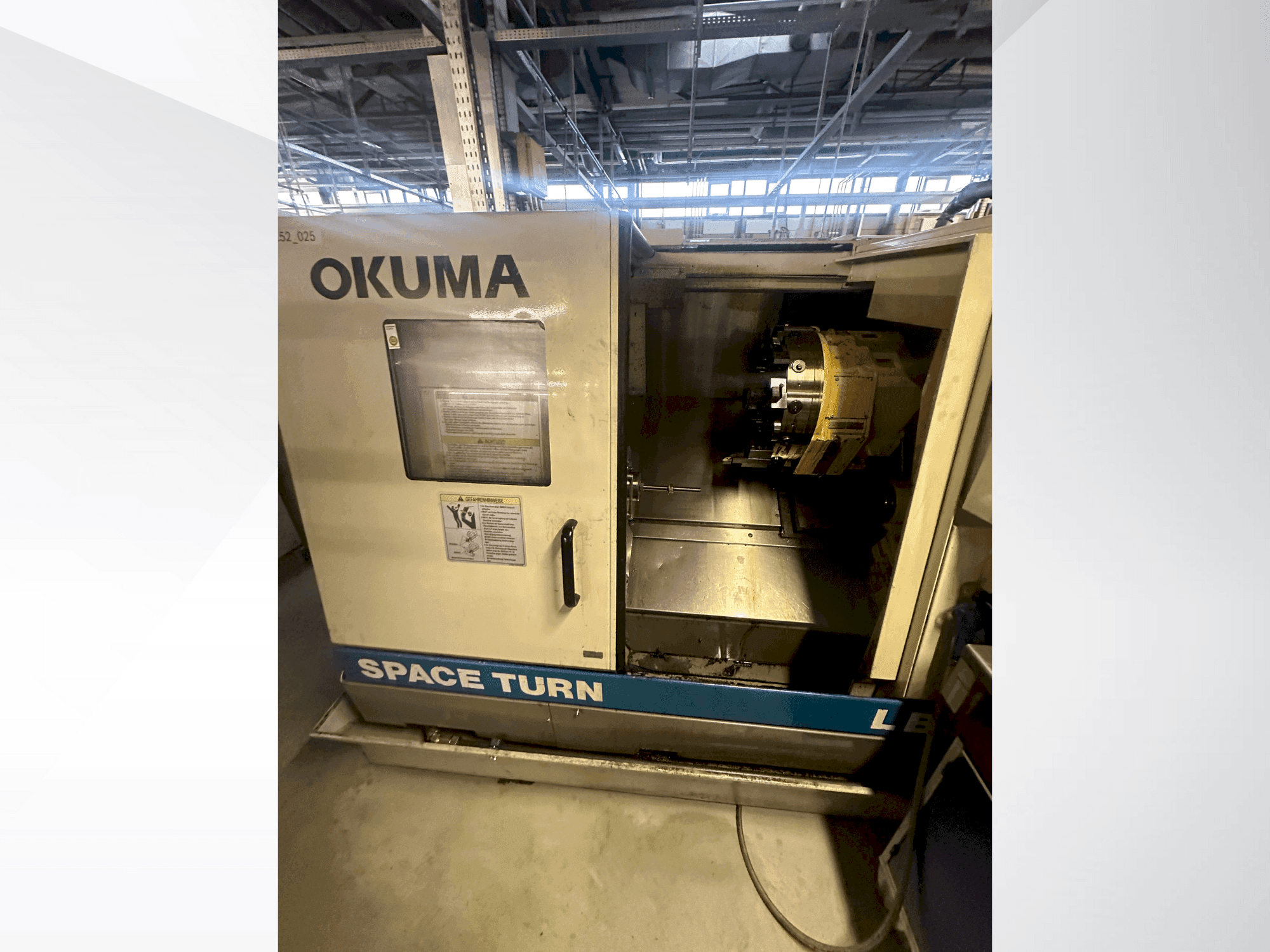 Frontansicht der Okuma LB 300 Maschine