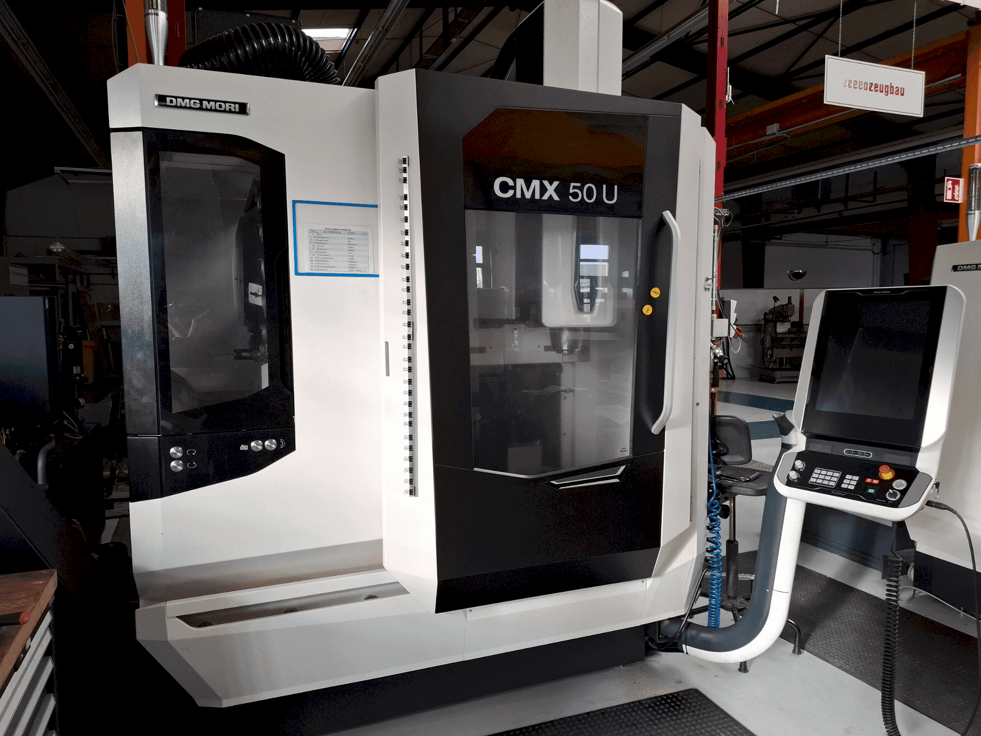 Frontansicht der DMG MORI CMX 50U Maschine