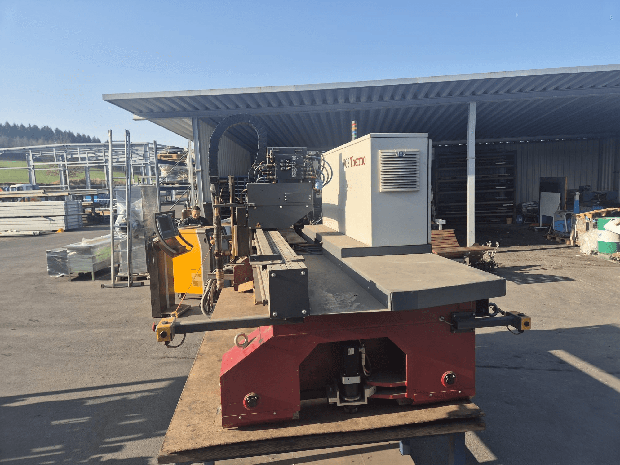 Frontansicht der VOORTMAN VACAM VCS Thermo-Plasmaschneidanlage auf einer Arbeitsfläche, mit Blick auf das Bedienfeld und den Schneidbereich.