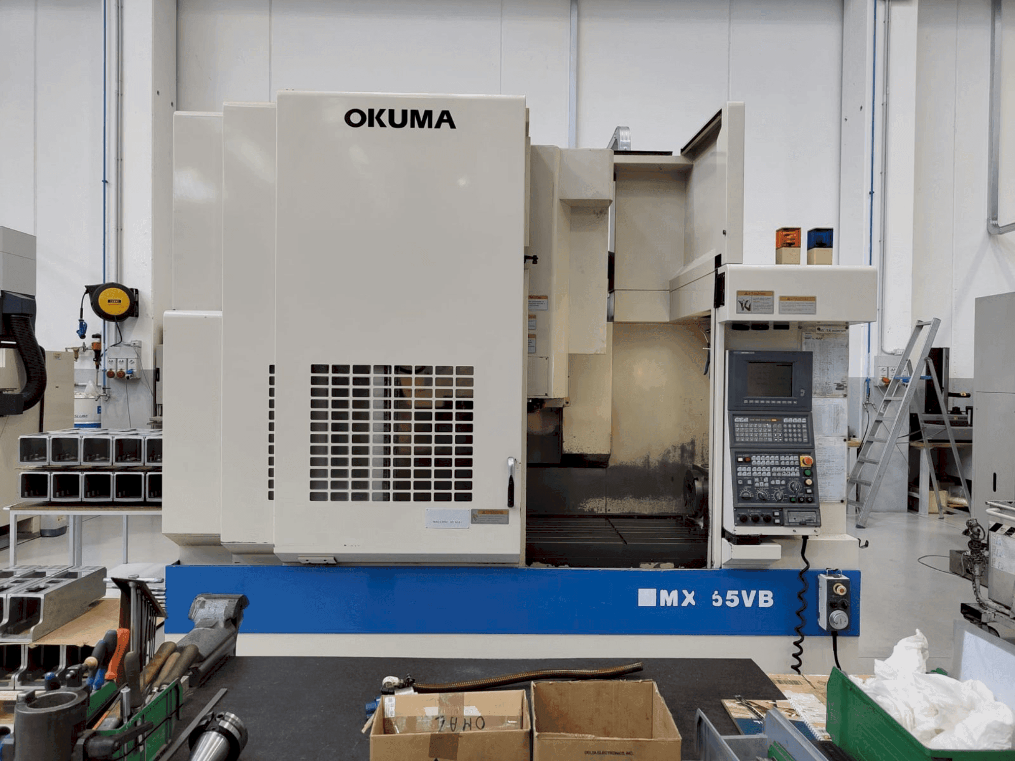 Frontansicht der Okuma MX 55 VB Maschine