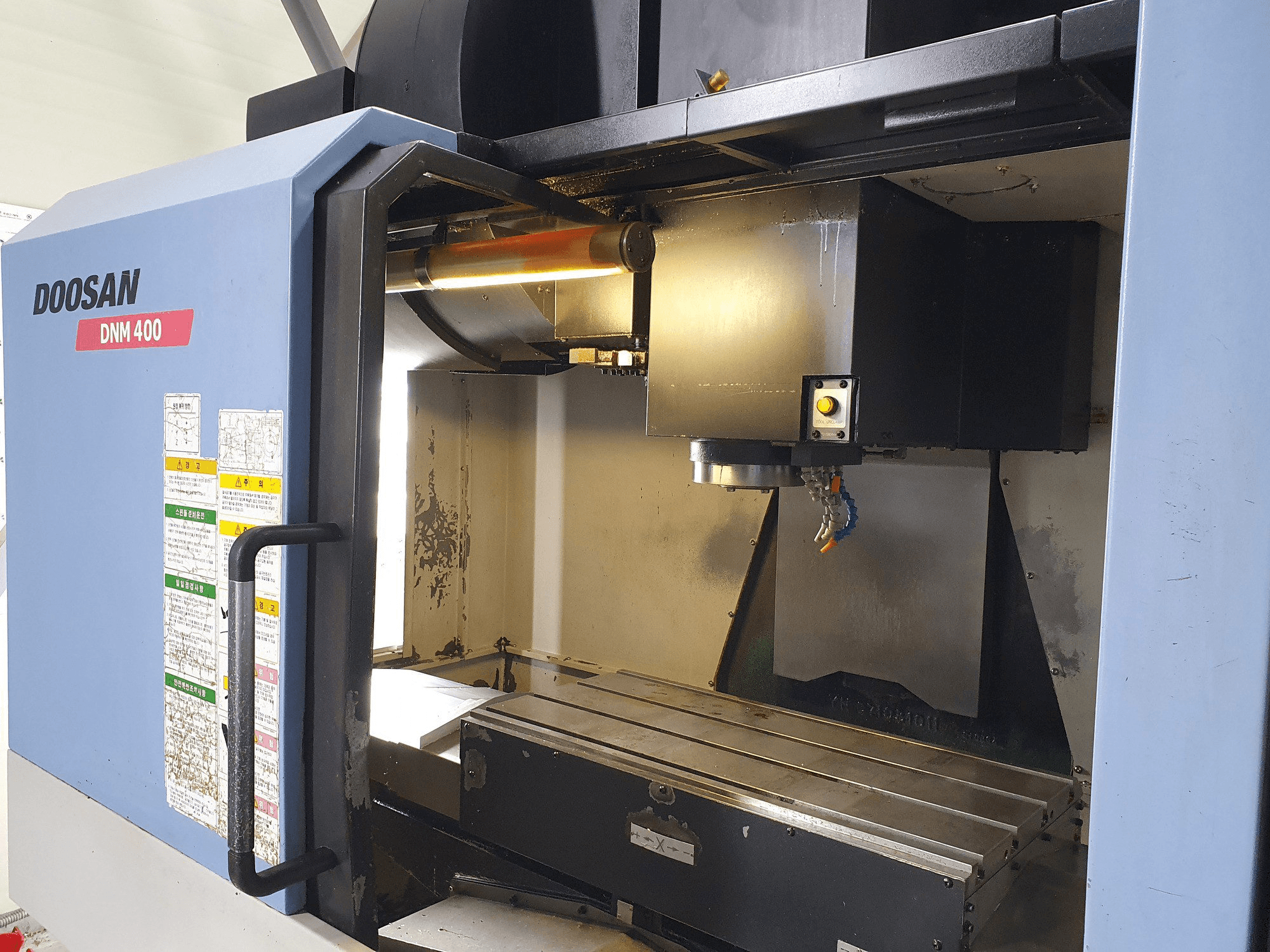 Frontansicht der Doosan DNM400 Maschine