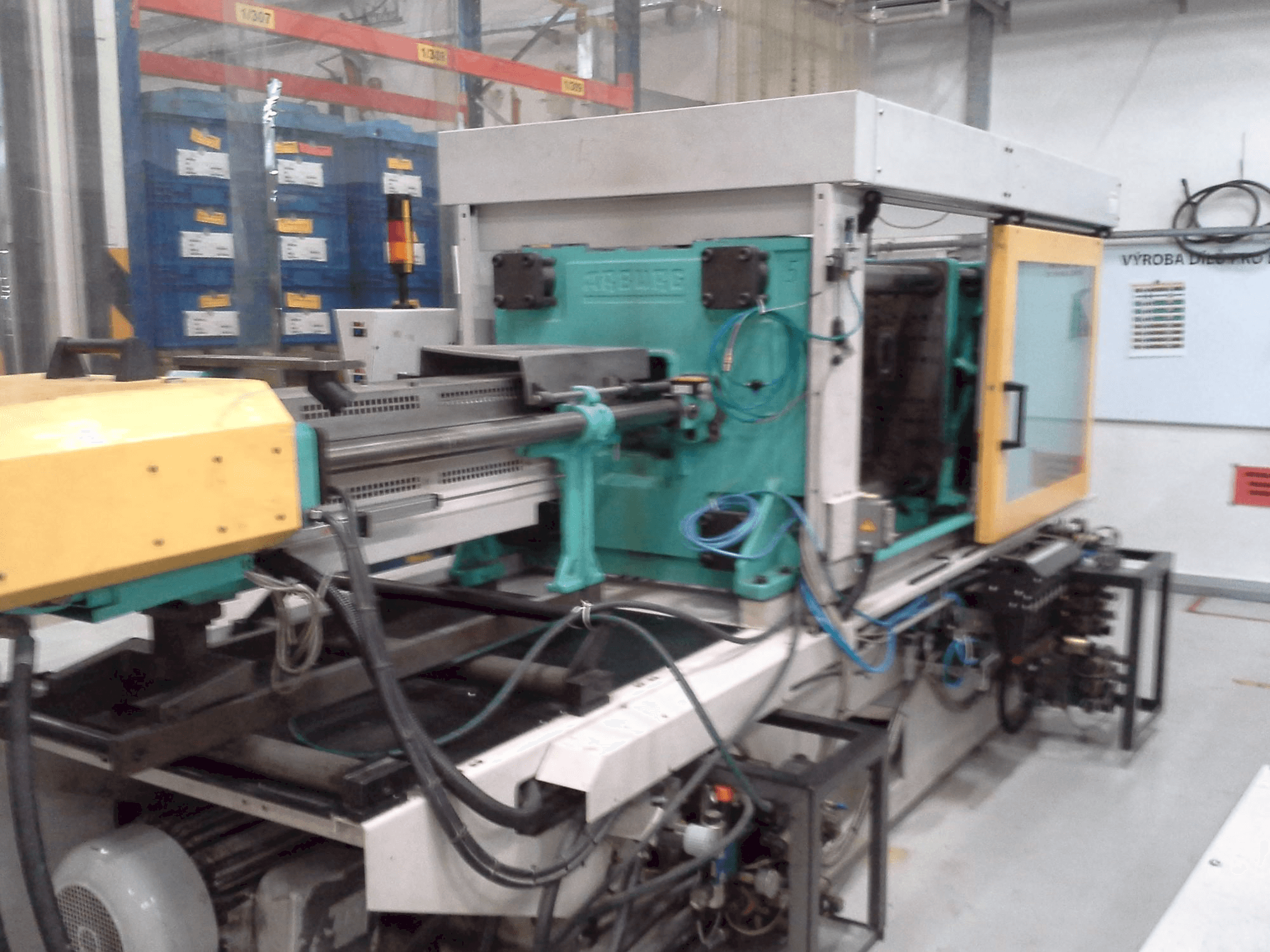 Frontansicht der Arburg 570C 2000-675 Maschine